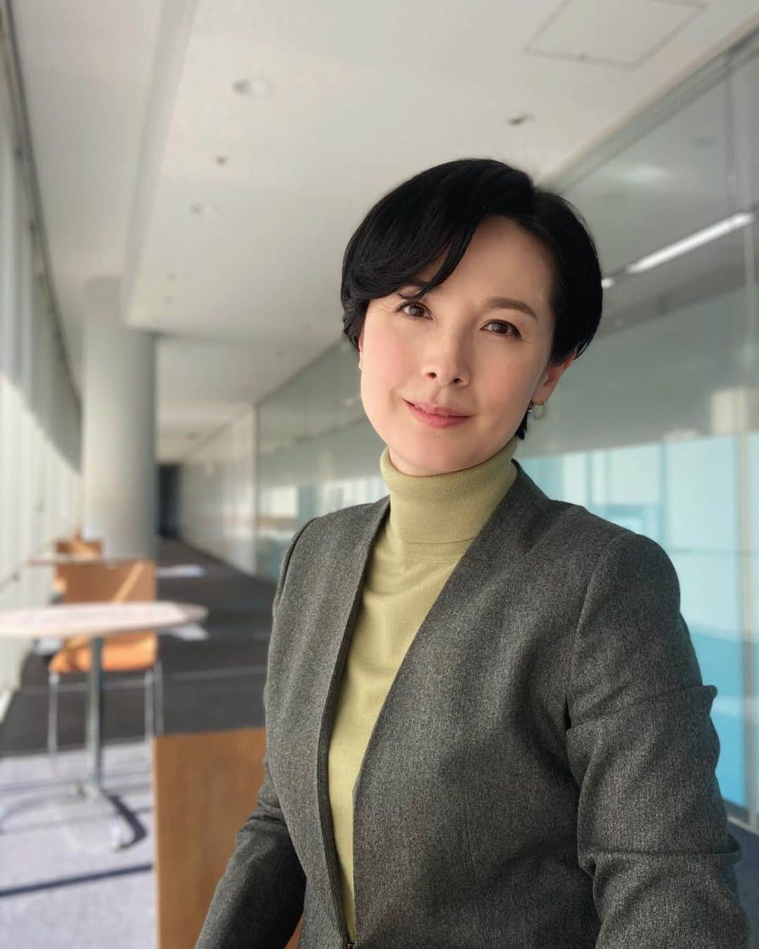 野村真季のインスタグラム：「ANNニュース #着用衣装   2/4 朝ニュース/昼ニュース  立春の今日、春先に萌え出る若葉のような萌黄色のニットとスカート。 いつもと場所を変えて、日差しのあるアナウンス部前の廊下で撮ってみました。  お洋服に全く興味の無さそうな通年クロックスを履いているデスク（←先日記載したデスクとは別の人）が、 今日は立春だからそのコーディネートなんですか？と聞いてくれました。 季節や内容にマッチしたものを選んでくれるスタイリストさんの細やかな配慮ですね！  それにしても私、ジャケット着ると”先生”感が増すような🤔  #テレビ朝日 #アナウンサー #アナウンサー衣装 #ootd  #40代コーデ #40代ファッション #50代ファッション #大人コーデ #大人ファッション  #野村真季」