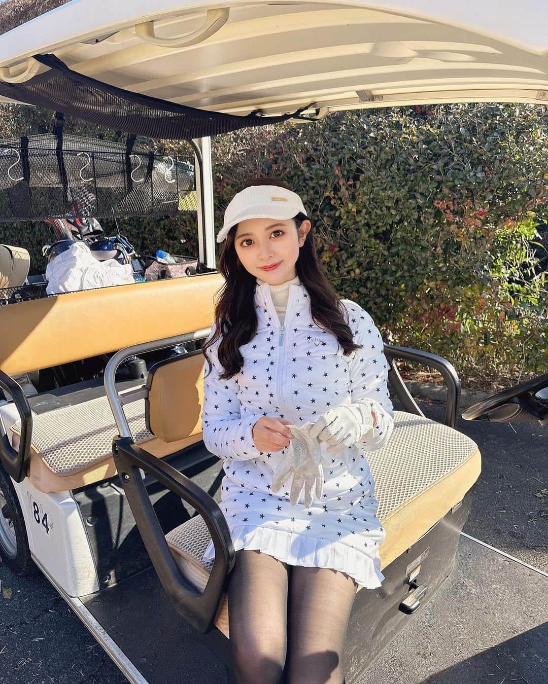 岸本沙季のインスタグラム：「⛳️🤍 ・ ・ ・ 今日は凍ってるグリーン初体験❄️よく転がるし風強いしスイングも迷走して結果振るわず。。足場とか障害物とか練習場と環境が全然違う難しさを痛感🥹もう一生ゴルフせんって何回も思うけど家着いたらもう練習したい🥹めげずに細々と頑張ります ・ ・ ・ 👗: @callawaygolf   #ゴルフ#ゴルフ女子#ゴルフ女子コーデ#冬ゴルフ#ゴルフウェア#ゴルフコーデ#ゴルフ女子コーデ #ゴルフ初心者 #ゴルフグッズ#ゴルフクラブ  #キャロウェイ#callaway #callawaygolf」