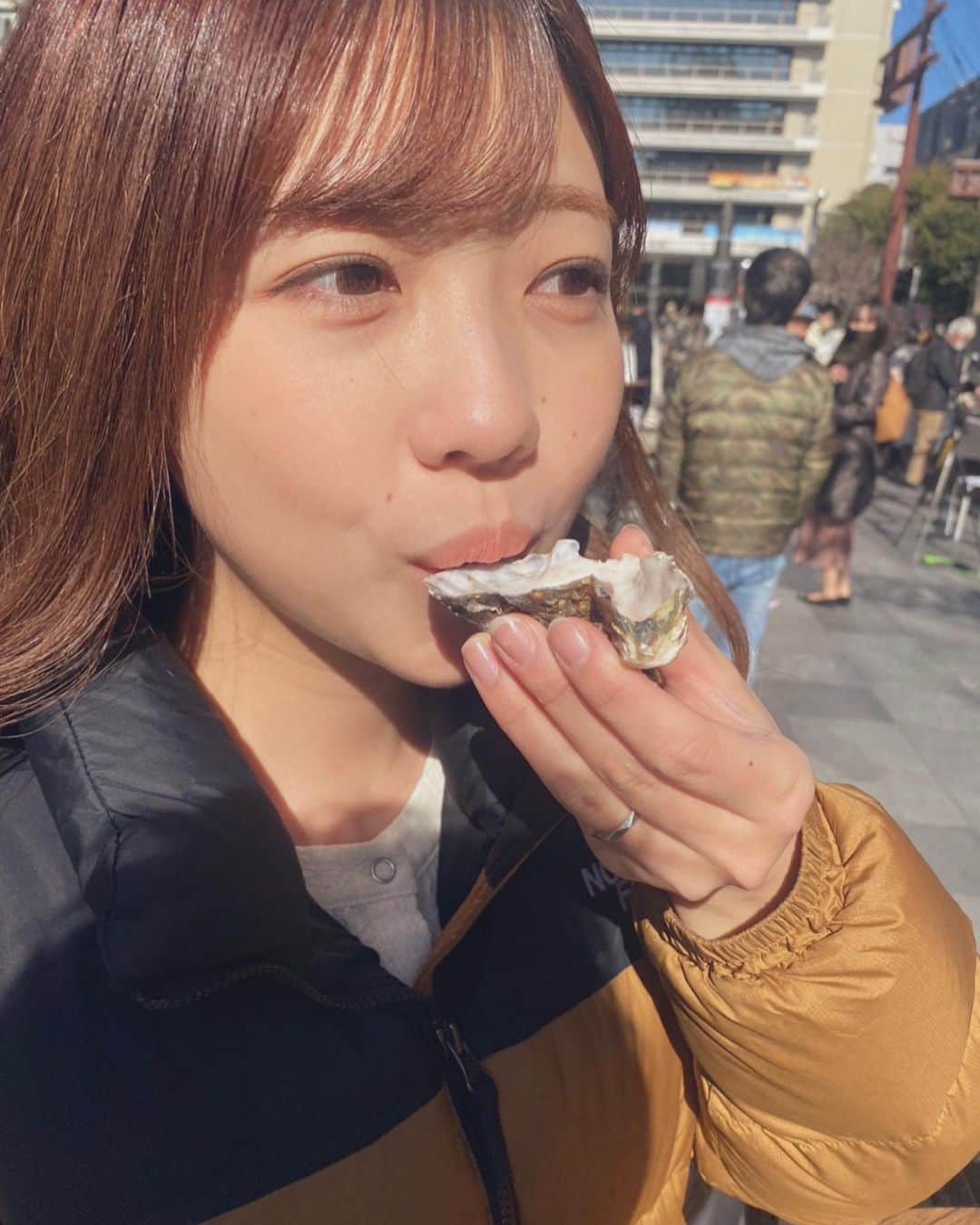 大森万梨乃さんのインスタグラム写真 - (大森万梨乃Instagram)「ㅤㅤㅤ ㅤㅤㅤ 食べ終わった牡蠣のお汁に 日本酒を入れてクイッと！！！！はぁ〜至極〜🤤 ㅤㅤㅤ 今日は @eatfuji に行って @saekoshim さんに 牡蠣に合う美味しい日本酒を教えて頂きました🍶 ㅤㅤㅤ 牡蠣の身に合う日本酒、残ったお汁に合う日本酒、 それぞれお見事なペアリングに感動です…🥲👏  マイ猪口も持参しました。笑 これ、大きくて欲張りさんにピッタリなんです✌️ ㅤㅤㅤ #日本酒 #日本酒ペアリング #静岡日本酒  #静岡日本酒」2月4日 21時42分 - marino_omori