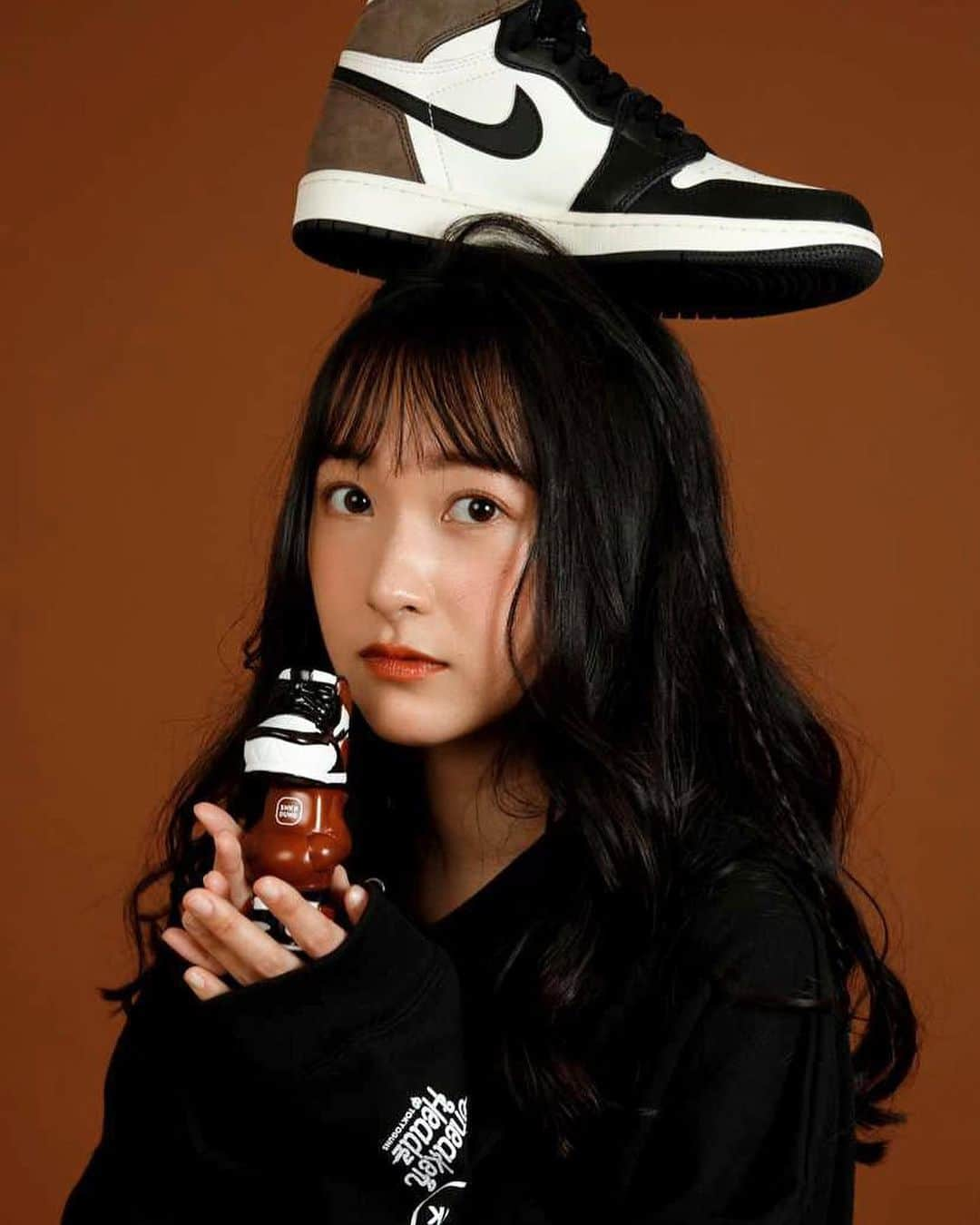 粟津麻依のインスタグラム：「SNKRDUNK x TOKYOUGUNS🍫🤎」