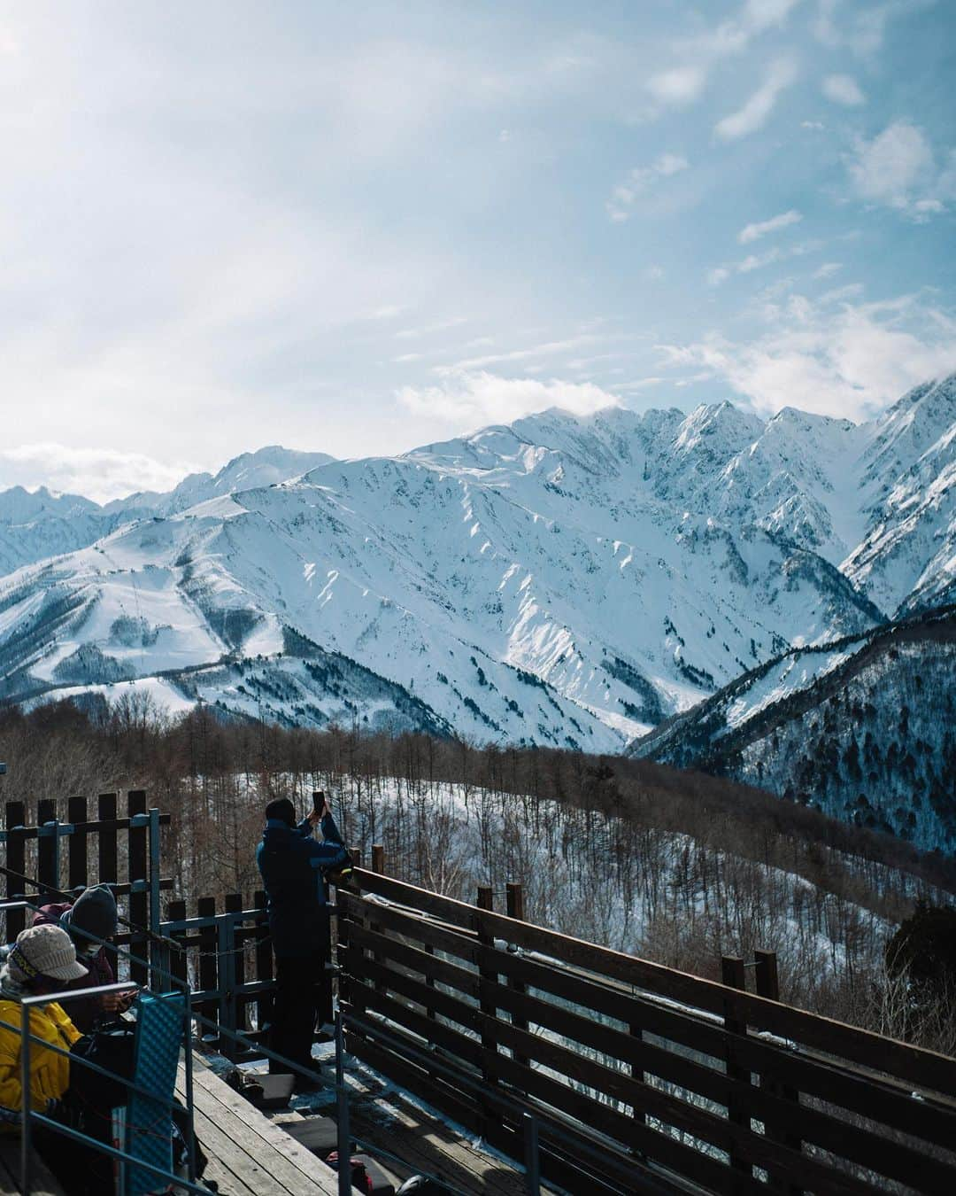 Naokoさんのインスタグラム写真 - (NaokoInstagram)「IWATAKE mountain resort @hakuba_iwatake 🏔 * 滞在していたホテル　@anahiresortkuroyon (通称くろよん)から無料送迎バスがあるので、岩岳スノーリゾートまで足を運んでみました！  リアルハイジになれます！！😆 最高に綺麗でした🤲  今回はホテルでお得な割引のある「S-CLASS」を体験してきました。  ・リフト目の前に駐車できる ・混んでいても並ばずリフトに乗れる優先パスがつく ・専用ラウンジ2箇所を使用できる  などなどワンランク上の過ごし方ができるんです。快適にウィンタースポーツを楽しみたい方はチェックしてみてください😉  そしてスキーはやらないけど、、という方やワンちゃん連れでもリフトに乗れるので、ハイジのブランコをしたり、雪遊びができるエリアで遊んだり、最高に眺めのいい　@citybakery_hakuba でランチをしたり、、😆🏔それだけでも最高の思い出になるはずです！  冬のお出かけのご参考に〜📝✨」2月4日 21時48分 - chiaoking