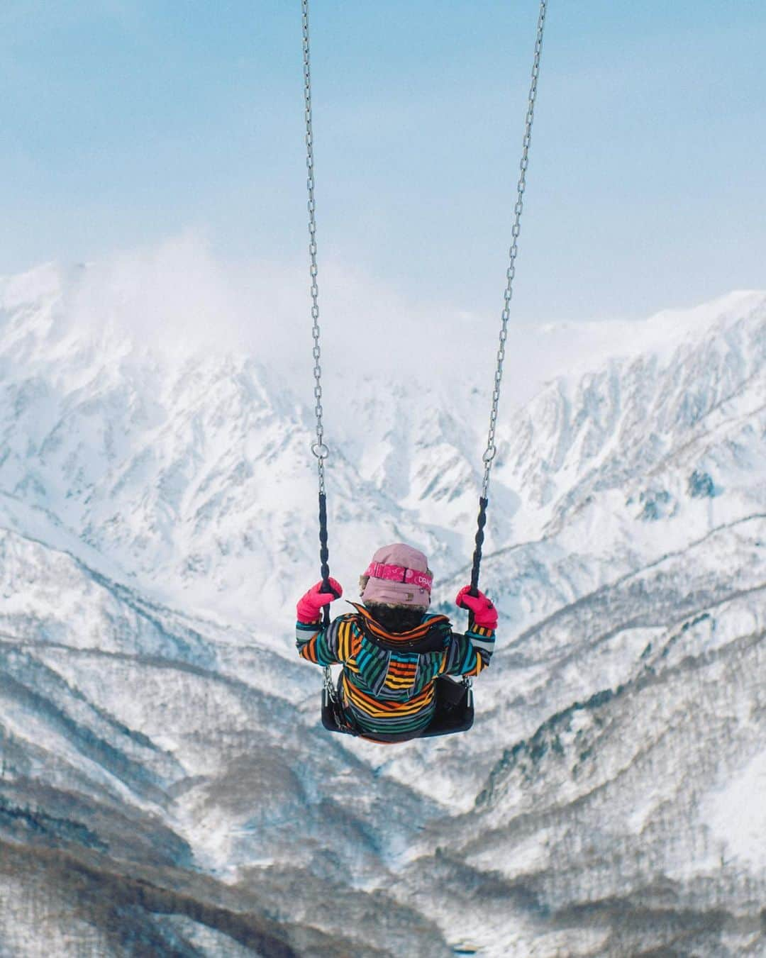 Naokoさんのインスタグラム写真 - (NaokoInstagram)「IWATAKE mountain resort @hakuba_iwatake 🏔 * 滞在していたホテル　@anahiresortkuroyon (通称くろよん)から無料送迎バスがあるので、岩岳スノーリゾートまで足を運んでみました！  リアルハイジになれます！！😆 最高に綺麗でした🤲  今回はホテルでお得な割引のある「S-CLASS」を体験してきました。  ・リフト目の前に駐車できる ・混んでいても並ばずリフトに乗れる優先パスがつく ・専用ラウンジ2箇所を使用できる  などなどワンランク上の過ごし方ができるんです。快適にウィンタースポーツを楽しみたい方はチェックしてみてください😉  そしてスキーはやらないけど、、という方やワンちゃん連れでもリフトに乗れるので、ハイジのブランコをしたり、雪遊びができるエリアで遊んだり、最高に眺めのいい　@citybakery_hakuba でランチをしたり、、😆🏔それだけでも最高の思い出になるはずです！  冬のお出かけのご参考に〜📝✨」2月4日 21時48分 - chiaoking