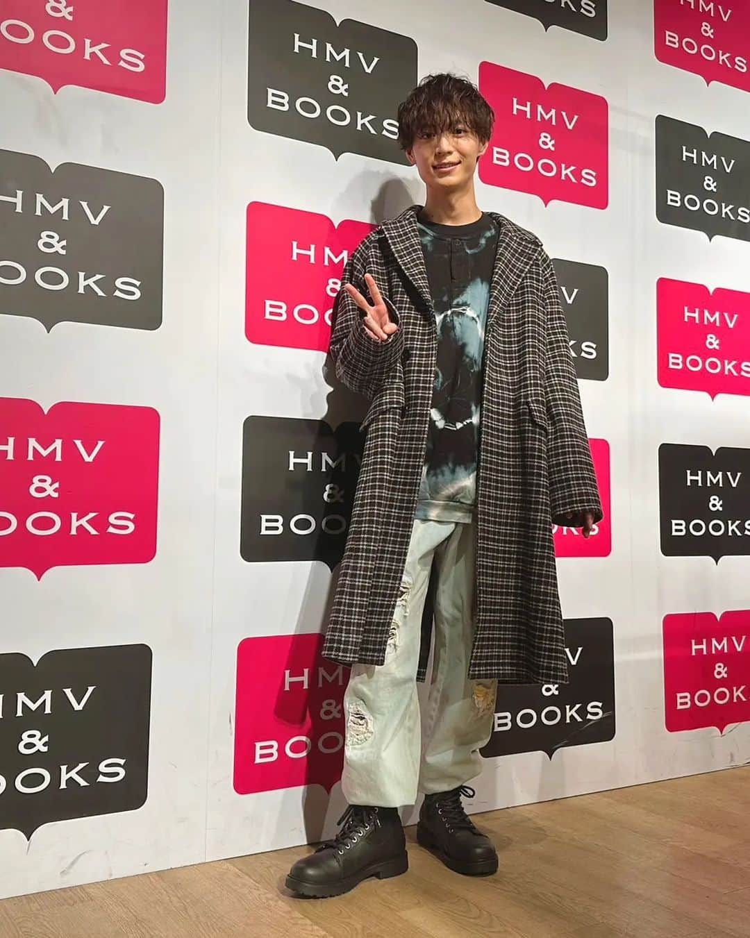 溝口琢矢さんのインスタグラム写真 - (溝口琢矢Instagram)「. 2023-2024カレンダー “みぞたび”～伊勢・志摩編～  発売記念イベントin心斎橋 (HMV&BOOKS SHINSAIBASHI)  終わるのがあっという間すぎて…… 正直なところ半日では喋り足りない気持ちがありますが、これは来週の東京のために取っておこうと思います……😏  改めまして、イベントにお越しくださいましてありがとうございました！お渡し会は一瞬でしたが、カレンダーはじっくりとお楽しみ頂けたら幸いです。  そして大阪お邪魔いたしました！ 皆さまもお気をつけてお帰りくださいませ～！🙃  #溝口琢矢 #みぞたく #みぞたび #心斎橋」2月4日 22時00分 - mizoguchi_takuya_official
