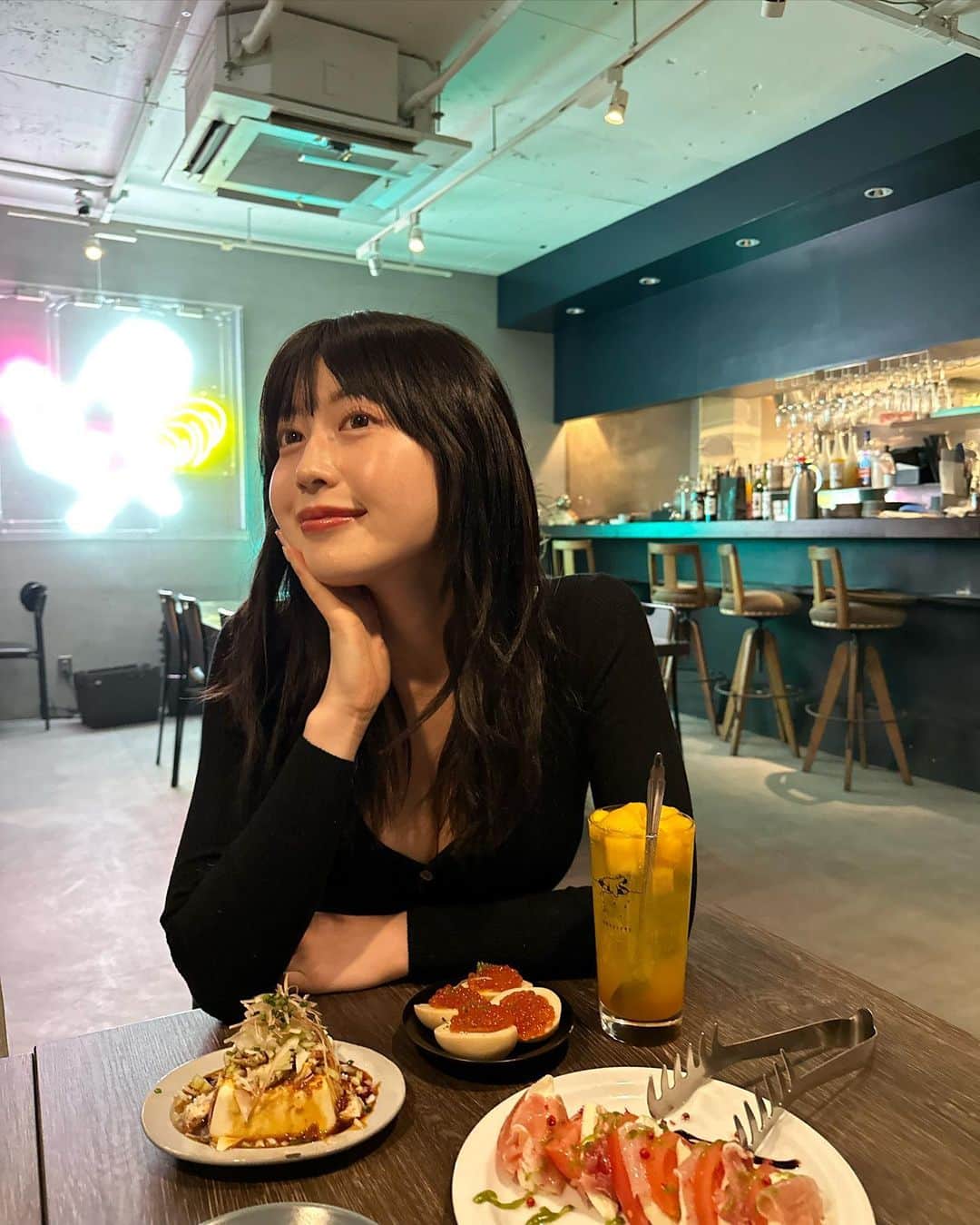 柚月瀬那のインスタグラム：「📍Yakitori Toriyama Roppongi  @yakitoritoriyama  焼き鳥もそれ以外のアラカルトも全て美味しくて日本帰国して幸せを感じた夜ご飯でした🙏🏻 やみつきよだれ奴・いくらたまご・生ハムとモッツァレラチーズのカプレーゼ🤌🏻♡ 海老とアボカドの春巻き🥑サーモンといくらのレモンクリームパスタ🍝自家製チョコレートブラウニー🍫お口の中とろけました🫶🏻　 ごちそうさまでした⭐️  #♯yakitoritoriyama　#supported #六本木　#居酒屋　#東京グルメ　#グルメ女子　#焼鳥　#居酒屋巡り　#女子会　#六本木グルメ　 #pr  https://tabelog.com/tokyo/A1307/A130701/13240682/」