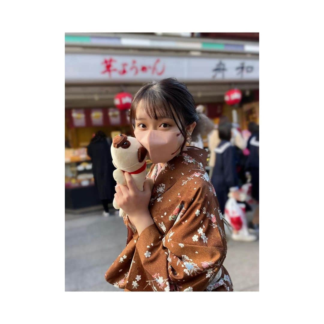 古川舞歌のインスタグラム：「くじ引きでパグちゃんを貰いました🐶  家には2等のパグもいます🫶 この子は4等さん！！  #浅草 #パグ #着物」