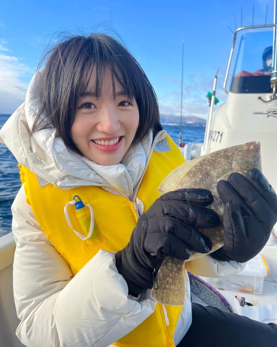 東留伽のインスタグラム：「釣ったど〜〜！！！ 気仙沼の海でマコガレイ、アイナメを釣り上げました🎣 ． お魚誘い上手なのか、釣り開始直後に狙い通り釣れていくという奇跡が起きました。 ． たった1時間で5匹も！！🐟 ありがたいです😂✨ ． ． 釣船を貸していただいた菊田さん、 調理していただいた「海鮮料理はじかみ」さん、本当にありがとうございました🙇‍♂️ ． ． 気仙沼ホルモンとフカヒレを両方楽しめる神田さん似(?)のご主人営む「ラーメンほるもん司」さん。 心も体も元気をもらえるお店でした✨ ． ． そして、気仙沼いちごを使ったパフェの「喫茶店マンボ」🍓 とても美味しかったです😌 ． ． ． #旅サラダ #宮城 #気仙沼 #釣り #マコガレイ #アイナメ #とても寒い #でも釣れる #不思議」