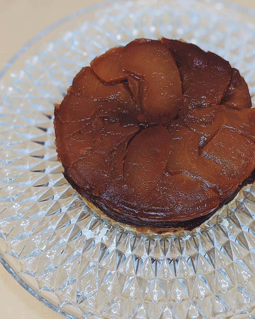 川村桃子さんのインスタグラム写真 - (川村桃子Instagram)「⠀ リクエストされた ＂タルトタタン＂ りんご選びを間違えて水分多くて焦った。 煮詰めまくったら、なんとか形になって良かった。  冬のデザート感満載☻ 次作る時は紅玉で。  #タルトタタン #sweets #tartetatin #桃子の手作り #おやつ」2月4日 22時13分 - momo_k1014