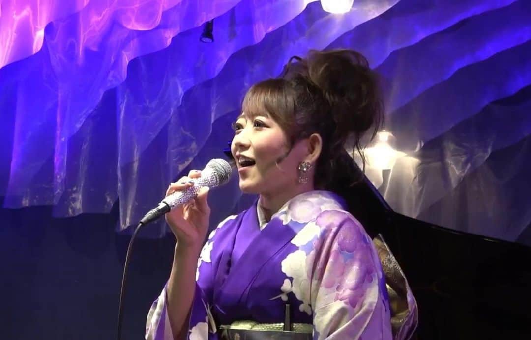 大河内美紗さんのインスタグラム写真 - (大河内美紗Instagram)「ミサイタル⭐️民謡 故郷の和歌山民謡から『和歌の海苔取り唄』『北山川筏節』 本場徳島阿波踊りにゲスト出演させていただいたご縁から千月会&紀州連の演奏で『よしこの』をお届けしました☆ 徳島市公式阿波踊りアンバサダーとして大切に唄っていきたいです♪ 今回本物の民謡をみなさんに聞いていただきたいという気持ちで先生にご出演をお願いしました🥺 師匠の小沢千月先生は川越舟唄と秩父音頭を唄ってくださいました⭐️ 最高の民謡、本物の民謡をありがとうございました😭 民謡がはじめましてのお客様も多かったのですが、先生の楽しい幸せたっぷりの唄声を存分に楽しんでいただけたようです😍 千月会の皆様もステージ、フロアに駆けつけてくださり感激でした😭 いつも暖かく迎えてくださり、楽しく民謡を唄わせていただいています🤩 ありがとうございました❣️ #民謡 #民謡歌手 #和歌山 #埼玉 #sdn48」2月4日 22時22分 - misa_okochi