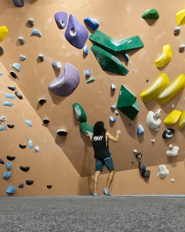 ハキム・カスバンのインスタグラム：「@boulderplanet.sg⁣⁣ ⁣⁣ First time back at Tai Seng since the opening week I think.⁣⁣ ⁣⁣ 1: Surprised myself on this 12. The last move felt a bit risky and I actually fell once prior, landed fine - nice to gain that little bit of confidence back.⁣⁣ ⁣⁣ 2: Love the upper section on this one. Tq @zoeyafternoon for the vid!⁣ @squadraholds⁣ ⁣⁣ This time last year my leg was in a cast having ruptured my achilles tendon. Still a lot work getting it back but it is at a good place and I’m training again. Feels good, in some ways I feel stronger.⁣⁣ ⁣⁣ ⁣⁣ @heavy.japan⁣⁣⁣⁣ @boruda.sg⁣⁣ @reddotrunningco⁣⁣ ⁣⁣⁣⁣ #climbing  #bouldering #borudasg #boulderplanetsg  #heavyjapan#teamrdrc #rdrcsg」