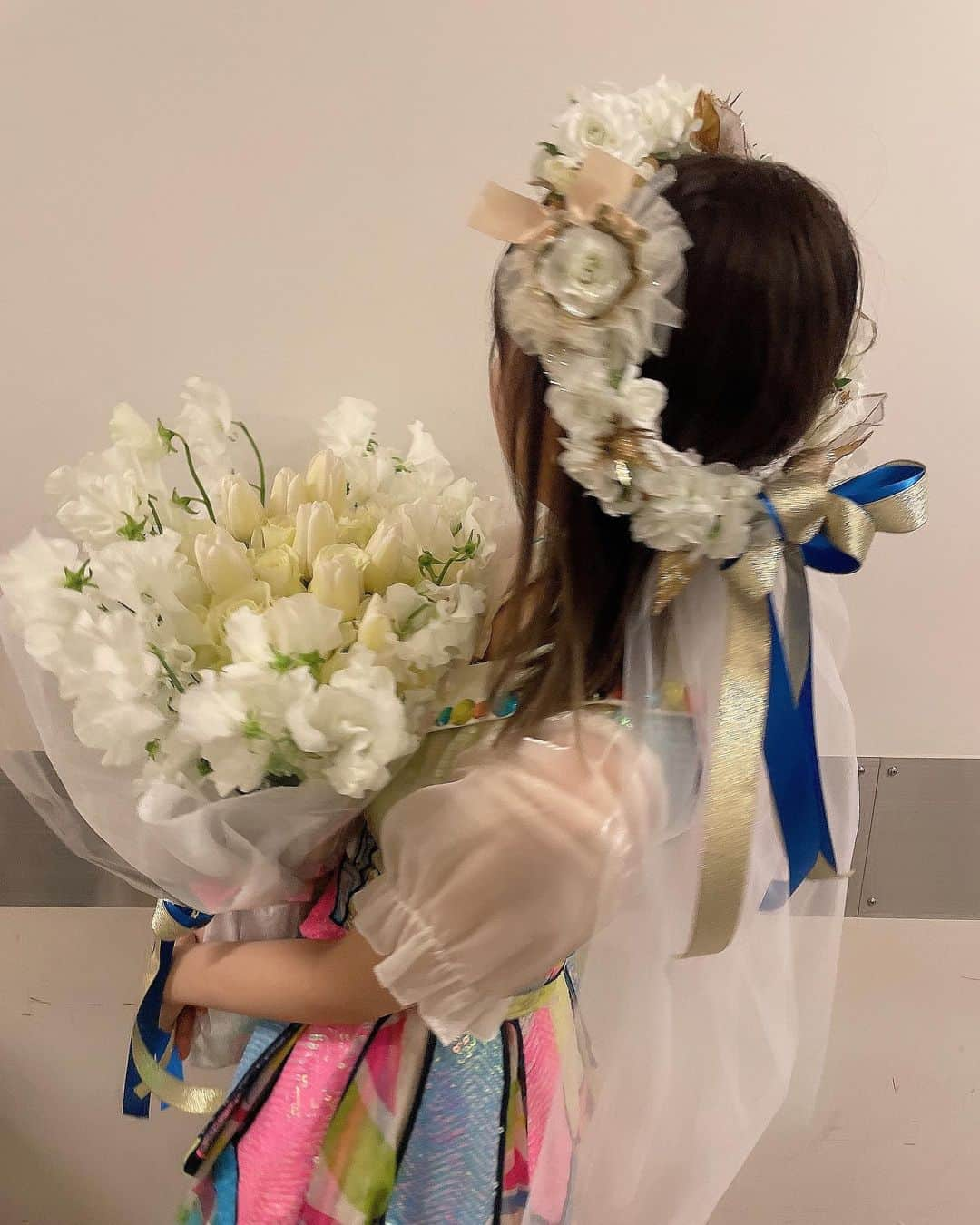 菅原茉椰のインスタグラム：「. . . 生誕祭終わりました🎂 リクエストした白の花冠に花束にしてくれてありがとうございます🕊 ステージからは緑の景色が広がってて幸せでした⋆⸜💚⸝‍⋆ . . . .  #生誕祭 #アイドル #IDOL」