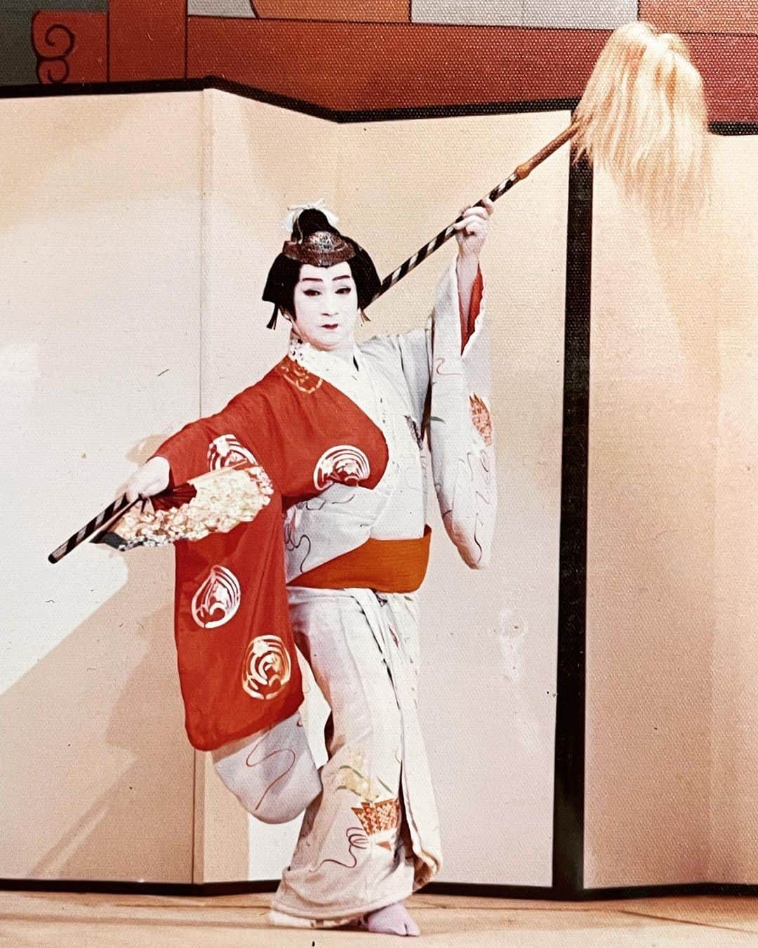 花柳凜のインスタグラム：「毎日毎日毎日毎日 祖父ならなんと言うかなぁと考える  祖父の映像を見て想う。 私はやっぱり、上品で丁寧で華のある祖父の踊りが大好き🌱 凄まじい技巧の、だけどその向こうを見せる慎ましい風情が、芸には心が表れるという事なのだとしみじみ感じる💫  #日本舞踊 #歌舞伎舞踊 #舞台 #伝統芸能 #踊り #花柳稔」