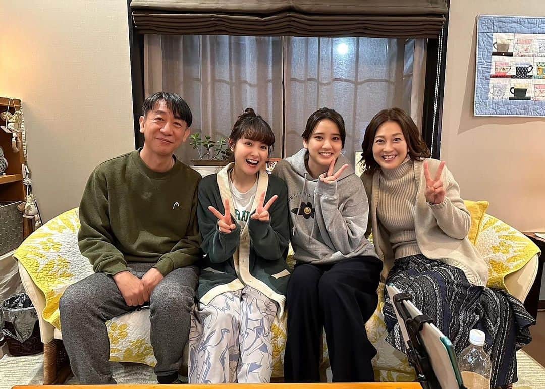 葵わかなのインスタグラム：「「三千円の使いかた」  第5話が今夜放送です☺️  今回は謎多き男、安生さんのお話です。 幸せとは、人それぞれ… どうなるかぜひ注目してください。  美帆と翔平の関係にも注目です。  お楽しみに！  写真は御厨家😍大好きです  #三千円の使いかた」