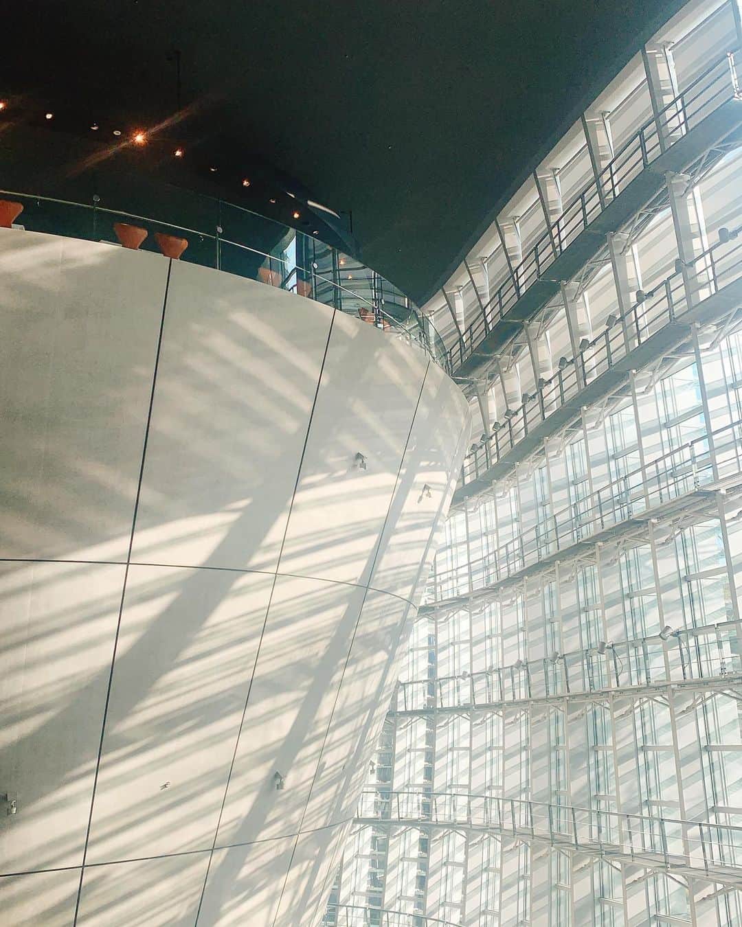 山根愛のインスタグラム：「相変わらず建物が美しかった。 東京で出会った景色の中で、 国立新美術館の夕暮れのエレベーターの影が美しくて、言葉失う…  3月のルーブル展が楽しみ。」