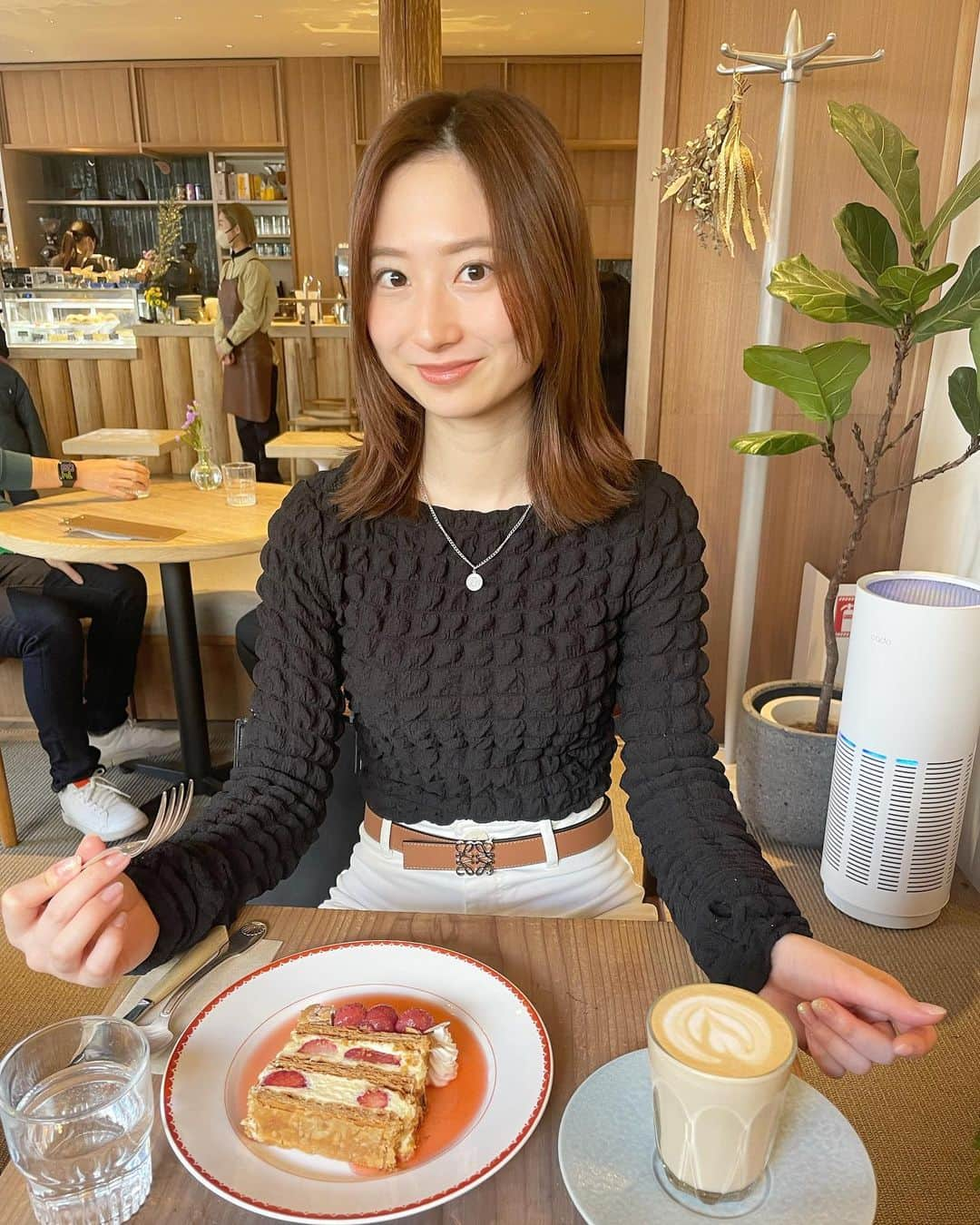 TakeuchiAyaka のインスタグラム：「Day off ☺︎♡  　　  　  　　  　 #自由が丘カフェ #自由が丘 #あやカフェ #休日 #ブルベ #ブルベ冬 #骨格ナチュラル #onibus #onibuscoffee #glück #gluck #0204」