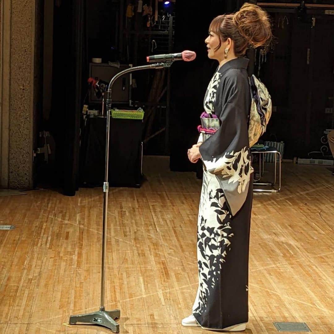 のインスタグラム：「千月会新春民謡始め⭐️ ステージは終始華やかでした🌸 唄初めは45周年だそうですが、第一回からご参加の方が10名ほどいらっしゃるそうです🤗 大先輩方、人生のドラマがたくさんでぐっとくる場面がたくさんありました😭 和歌山からのご縁で千月先生と千月会の皆様とご一緒させていただくことができています✨ 楽しく感謝の唄を唄い続けてまいります❣️ 写真見ていると、だんだん雰囲気が母に似てきたような👘🤣笑 #民謡 #民謡歌手 #和歌山 #千月会」