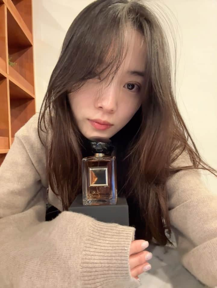 ユン・ソヒのインスタグラム：「상탈 단샤🧡 #상품제공 #아르마니뷰티 . 이름 뜻이 궁금해서 찾아봤는데 딱 이름 같은 향이에요!  좋아🫶  향도 오래 남고 잔향은 더 좋은 #armanibeauty #santaldansha  #향수」