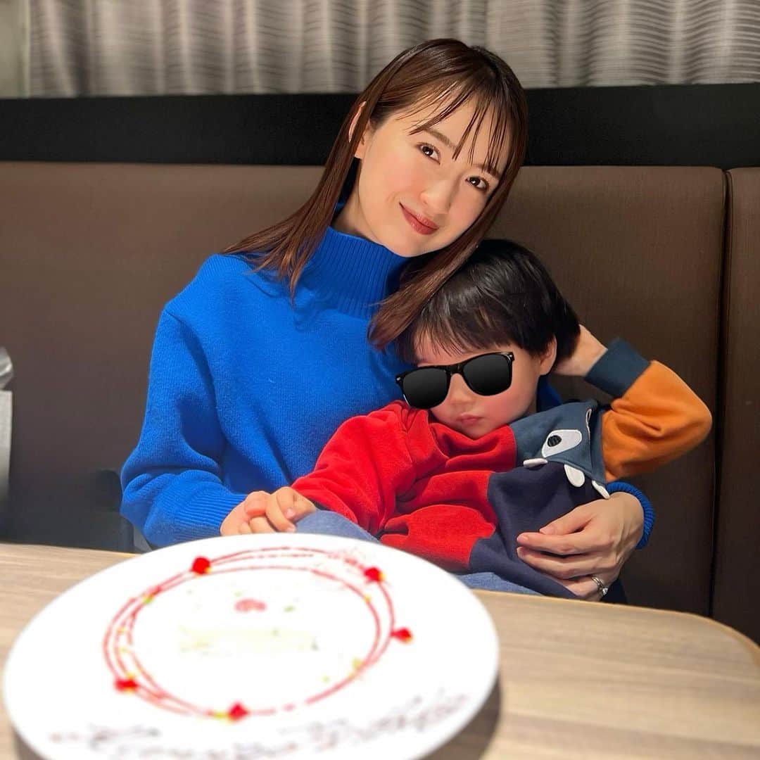 花岡維生のインスタグラム：「先日誕生日を迎え、アラサーからアラフォーへ進化致しました😎w 今日は朝から自分時間を作らせてもらって推しを拝みwその後家族でランチ、結婚式を挙げたグラハイへ初めて家族3人で立ち寄り、ウェディングフォトを撮った階段で写真を撮ったり、懐かしく尊い一日でした🥹 昨年は子育て支援のボランティアグループで活動したり、ゆるりと推し活を始めたりwあとはとにかく息子の無限体力を消耗すべくw色々な所に連れて行った一年でした🚲💨(夏は日焼けで真っ黒だったな😂) 今年は幼稚園入園まで最後の一年。息子にどんな経験をさせてあげられるだろう？ 刺激の多い時間を過ごせるように、来年の誕生日も一年楽しくやりきった！と思えるように、今年もわんぱく👦🏻と元気に駆け抜けたいと思います😎 そしてさおりちゃんもゆきちゃんもおめでとう😍🙌 本当にずーーーーーっと変わらず美しいお二人🫶 @saoriyokota @chaleurblanche_yuki  #birthday #2歳男の子 #男の子ママ #グランドハイアット東京 #推し活 #六本木ヒルズ」