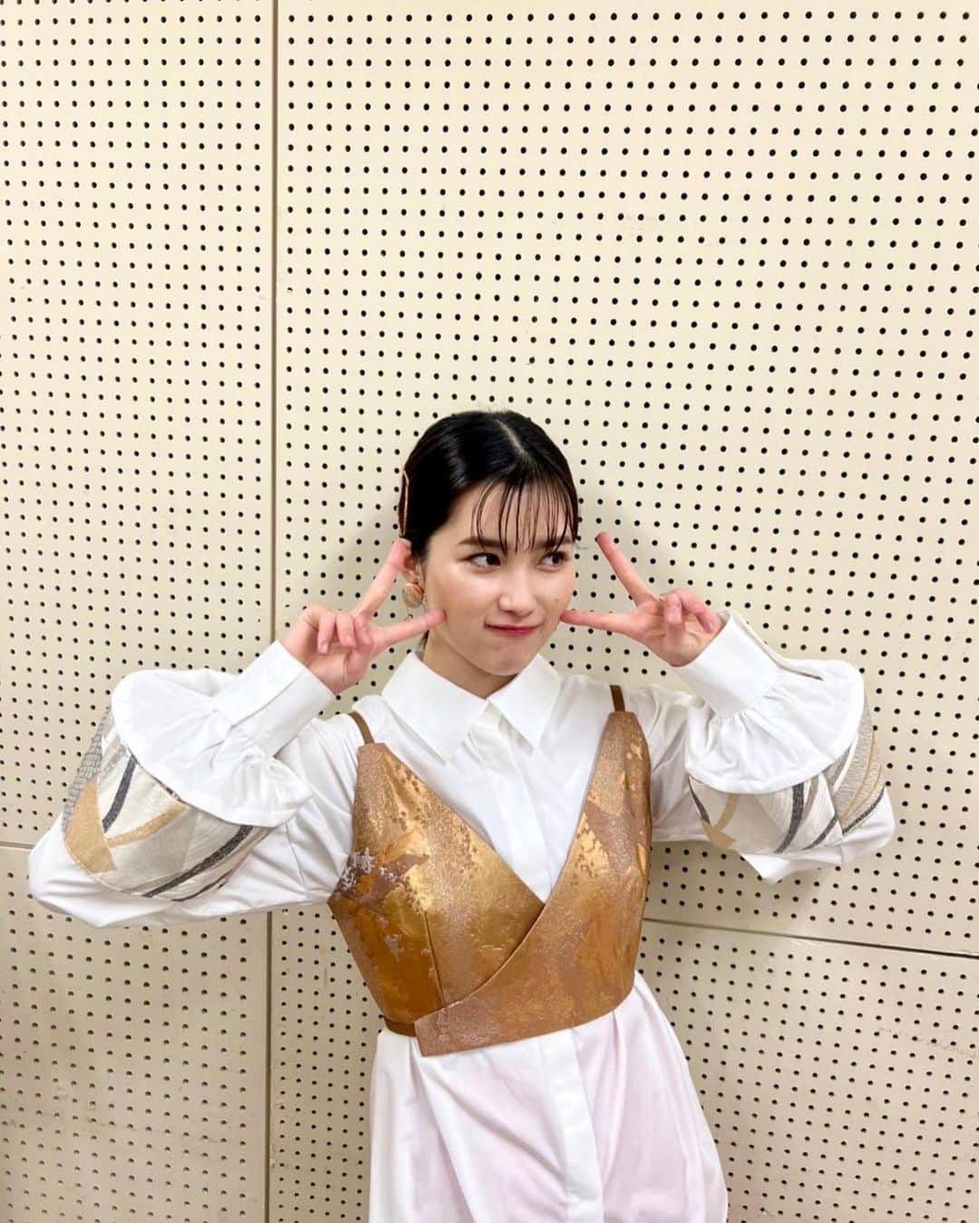 井頭愛海のインスタグラム：「. お知らせ🧡🧡  2月5日（日）15時5分～放送の！！  NHK総合 「民謡魂 ふるさとの唄」  に出演します🍎🍎  民謡朗読劇「お小夜物語」に参加させて頂きました！！ 初めて朗読劇に挑戦しました👘 放送がドキドキです😳  民謡に因んで和をイメージした 衣装とメイクをしてもらいました🫶🫶 とても可愛かった〜🧡  是非ご覧ください〜¨̮⃝   #民謡魂   衣装👗💕  shirt : @tamatebako_official bustier : @tamatebako_official skirt : @createclair  @the.pr_ accessories :@tamatebako_official shoes : @charleskeith_jp」