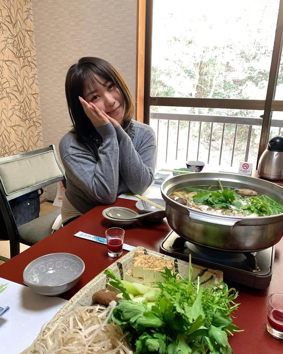 西田麻衣さんのインスタグラム写真 - (西田麻衣Instagram)「お昼からすっぽんのお料理を いただきました☺️ とっても美味しかったです。 綺麗な空気に川を眺めながらとても癒しの空間でした🏞 ２枚目はすっぽんの血のドリンク💦🩸笑  #すっぽん #コラーゲンたっぷり #お肌ぷるぷるになーれ #ご馳走様でした」2月5日 0時14分 - mai.nishida.official