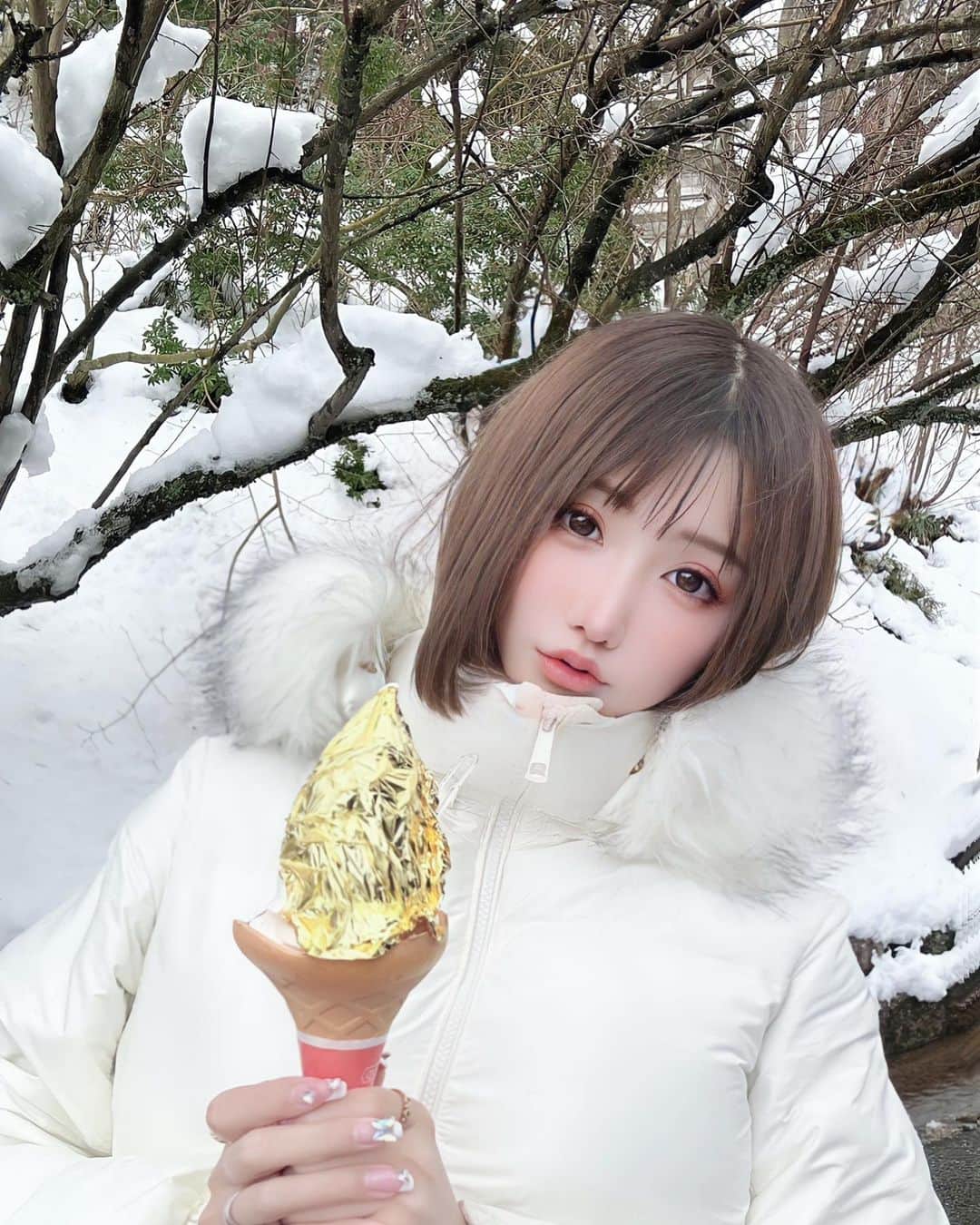 明日花リナさんのインスタグラム写真 - (明日花リナInstagram)「雪の中で寒くて震えながら金のソフトクリーム🍦💛👑」2月5日 0時19分 - rina7701