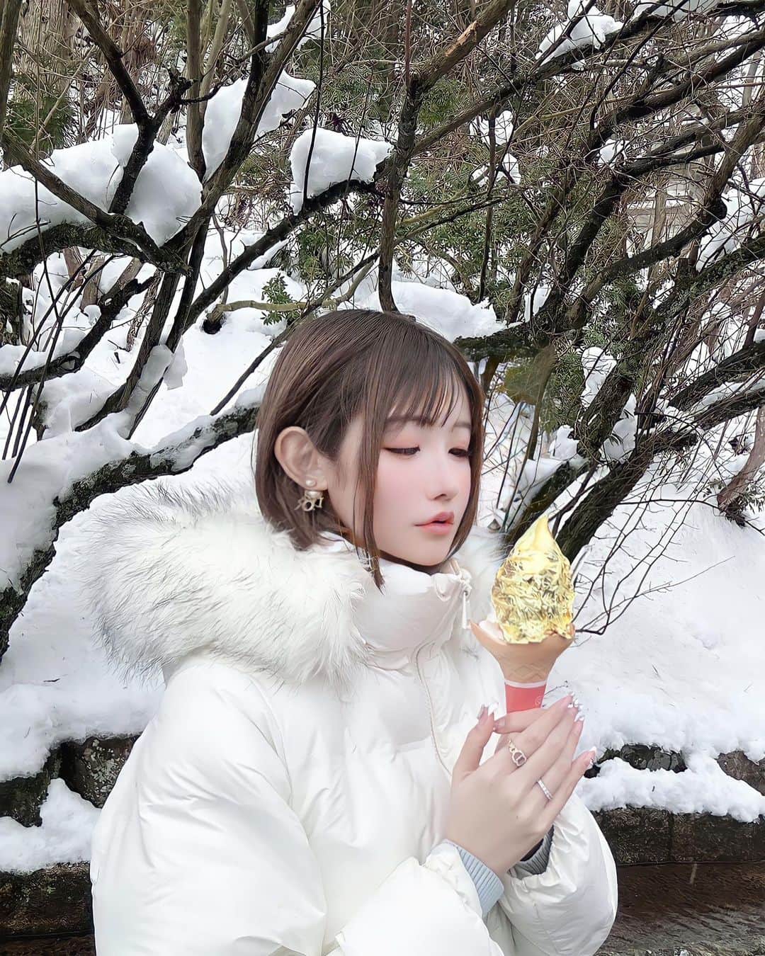 明日花リナのインスタグラム：「雪の中で寒くて震えながら金のソフトクリーム🍦💛👑」