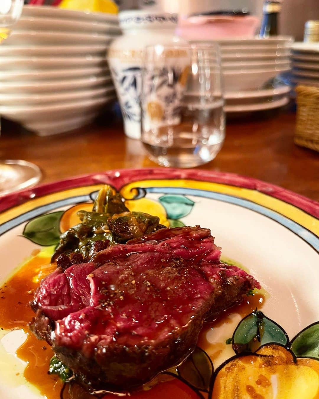 三好ジェームスのインスタグラム：「ローマで修行した園田さんの作る料理はどれも絶品🤤🤤 一見、パンチがあるように見えても重たくない。こだわりの詰まった料理ばかり。  久しぶりの麻生さんとのお食事で 警固にあるTaverna Tiberinaへ！  鹿肉のステーキ、牛テールのローマ風、カルボナーラ、イワシのマリネetc  美味しい食事とワインに話も弾みすぎました。  またすぐ行きたい。  #TavernaTiberina #タヴェルナティベリーナ #イタリアン #ローマ料理 #警固グルメ #福岡グルメ #鹿肉 #牛テール #カルボナーラ」