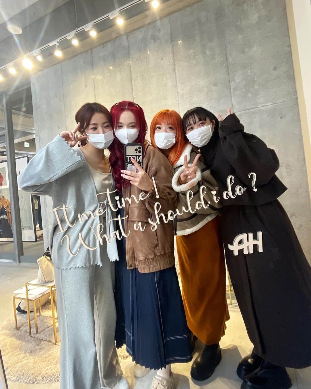 プー・ルイのインスタグラム：「展示会に行った日〜！  展示会久しぶりに行けて楽しかった。。💕 azul homeの部屋着が とてもかわいかったぁ🤤  METTYの親友で PIGGSのお姉さん的存在のさきさんと写真撮ったよぉー！ おしゃれを教えていただいてる💄  みんなかわいい部屋着注文したからピグスハウスおしゃれになっちゃう🫶  服もたくさん注文したから 届くの楽しみだぁ！」