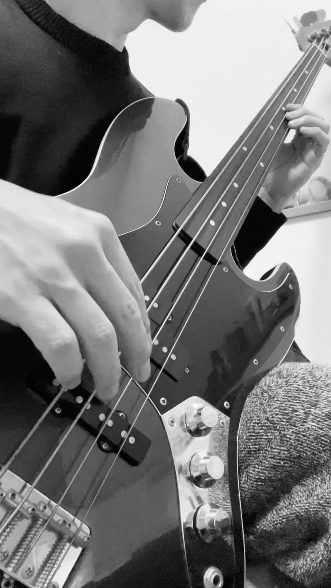 のインスタグラム：「Practicing fretless for next gig with @r1sa.prog  Next monday! Don't miss it...👌 2/6のギグに向けてフレットレス強化。 ●南青山Zimagineにて 19:30スタートです。 作曲: R1SA(piano)  Feb.6 ＠Zimagine R1SA piano trio  with Yusuke Morita(bass) Shu Akimoto(drums)  #bass #bassist #bassplayer #musicianlife #practice #gig #jazz #progressive #pianotrio #tokyo #composer #pianomusic #contemporaryjazz #fretlessbass #fender #ベース #フレットレス #練習」