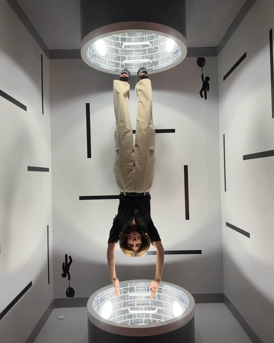 ニーナ・ガルシアのインスタグラム：「Thru a rabbit hole … paradox」