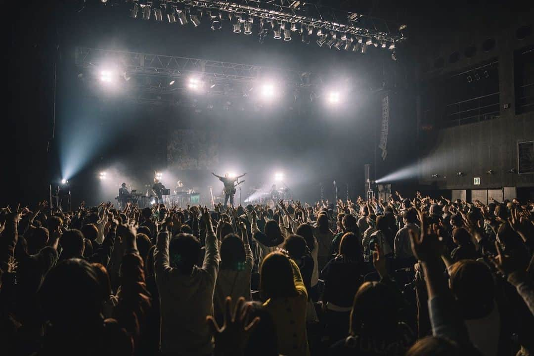 近藤晃央さんのインスタグラム写真 - (近藤晃央Instagram)「2023.2.4.sat #zipfm presents #近藤晃央 10th ANNIVERSARY LIVE 「 #BOUQUET 」  27曲。3時間半。  過去最多演奏曲、最長時間。  ヘトヘトだ。笑  曲で作った花束。  俺は受け取る側ではなく渡す側。  自分のやりたい事＝喜んでもらう事を  ずっと考えながら作り上げた時間。  与えたいという気持ちは  ある一定の段階で  不思議と受け取る側にもなれるって  みんなに教えてもらってきた10年です。  積み上げてきた演奏と演出のチームの表現力。  冴さん、RUNAさんのダンスが最高に研ぎ澄まされていて、  それに引っ張られて新たな感覚を引き出してもらった。  我ながら  36にもなって人前であんなに泣くなんてどうかと思うんだけど、  それだけの思いがあること。  とっても幸せなこと！  あー、楽しかった！  ありがとうございました！  photo by @muu_asherads  #live #anniversary #livephotography #zeppnagoya」2月5日 10時50分 - akihisakondo