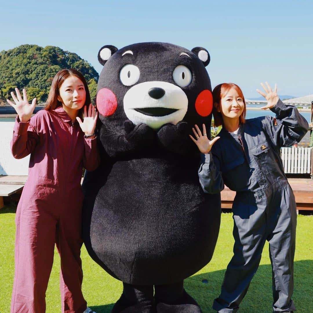 イアリサのインスタグラム：「youtubeチャンネル"まるっとあしきた" にくまモンが登場してくれました〜🐻  100回くらいカワイイって言った！  クイズ対決したので ぜひ見てください〜！  #まるっとあしきた #くまモン #熊本 #芦北」