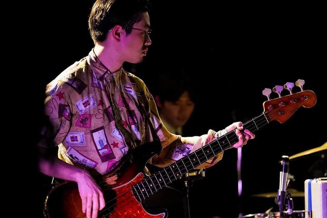 ハマ・オカモトのインスタグラム：「🎸 OKAMOTO'S LIVE TOUR2023 Flowers 5本目、和歌山CLUB GATE公演終わりました。  5年ぶりの和歌山、ステージに上がって思い出したけど、みんな凄い音楽的なオーディエンスでした。 完全に乗せられました、 ありがとう！  写真、こんなジミヘンみたいな抑え方してるんだと驚いた。 でも手が小さいからガチャピンかも。  📷: @_hamahiroyuki_」