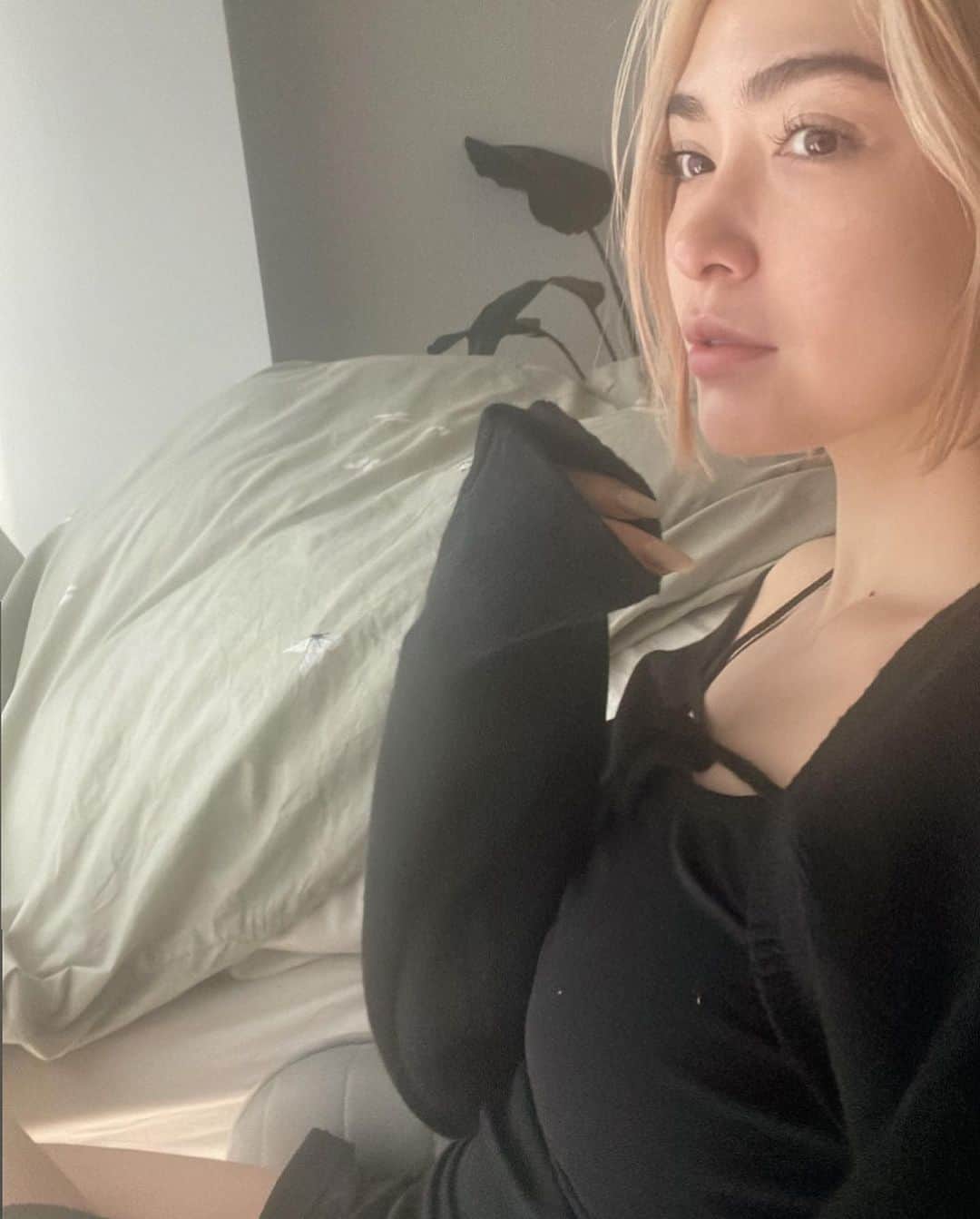 ダンシーシャノン美沙のインスタグラム：「Be natural. Be you 🌹  〜思考について〜  今日が始まったことに感謝して 太陽が照らしてくれていること 青空が見えること 安全に外を歩けること お食事が食べられること 今日１日を生き抜いてる頑張っている 自分自身にも感謝して 今を生きれている事にありがとう。 感情を感じられることは生きられている証拠。 色々感じられるって素晴らしい事で これが人生ってゆうみたい。 頭の中1日に６万回雑念が生まれると言うけれどその中の8割はネガティブな思考らしい。  脳の中の思考は私はお部屋と 例えていて、 お部屋には色々なものがあって 自分でどこを見るか、 何について考えるか、 自分で決めるでしょ？  思考も同じで 自分がどの思考を拾って考えるかは あなたの選択。 自分が選ぶ、考える思考は 自分の選択で いいチョイスをし続ければ ヘルシーなマインドになれると言う事。  心配事で毎日を埋めないで。 もちろん心配することはあるかもしれない。だけど心配ばっかりしてたら自分が可哀想。その5分の心配事を「休む」と言う選択はできるはず。  心配をするというそれは自分の選択。 頭の中は変えられるんだよ🧠  全てをいい方向に捉える 何にも悪い事ではないよ👼💫  みんなもやってみて🫶 何か思考についてコメントくれたら嬉しいな🙌😆  #瞑想 #ポジティブ #ヨガ #マインドフルネス」