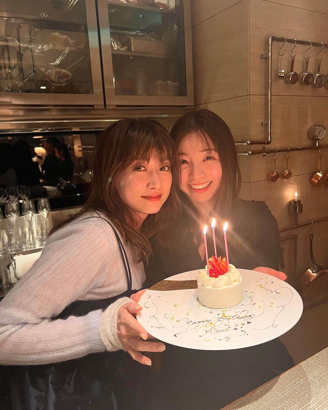 青山あみのインスタグラム：「@youn1029 が 日本一のフレンチ　@yosuke_suga に 連れてってくれた🥹💖 どれも、美しくて。繊細で 美味しすぎて2人でずっと感激してたね笑  언니 진짜 진짜고마워❤️❤️ 언니は私の　永遠の華です✨ おかげで、最高な1年がstartしたよ♡ 늘 고맙구 많이 사랑해🫶 우리 오래 행복하자💕  #sugalabo」