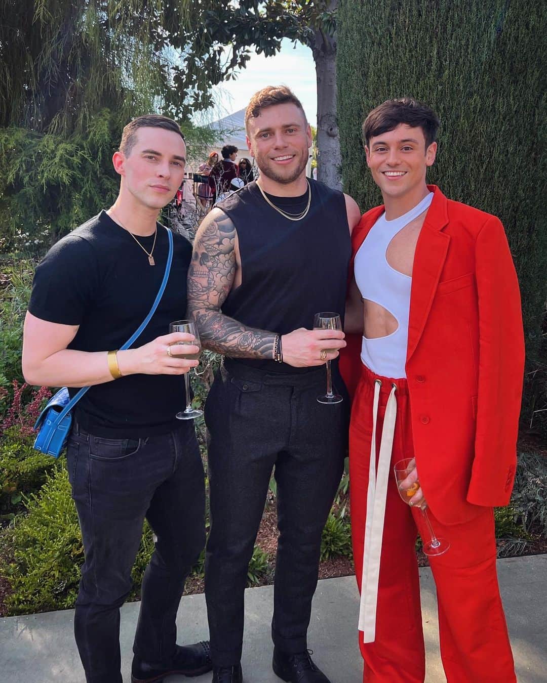ガス・ケンワージーのインスタグラム：「Olympics but make it gay 🥉🥈🥇」