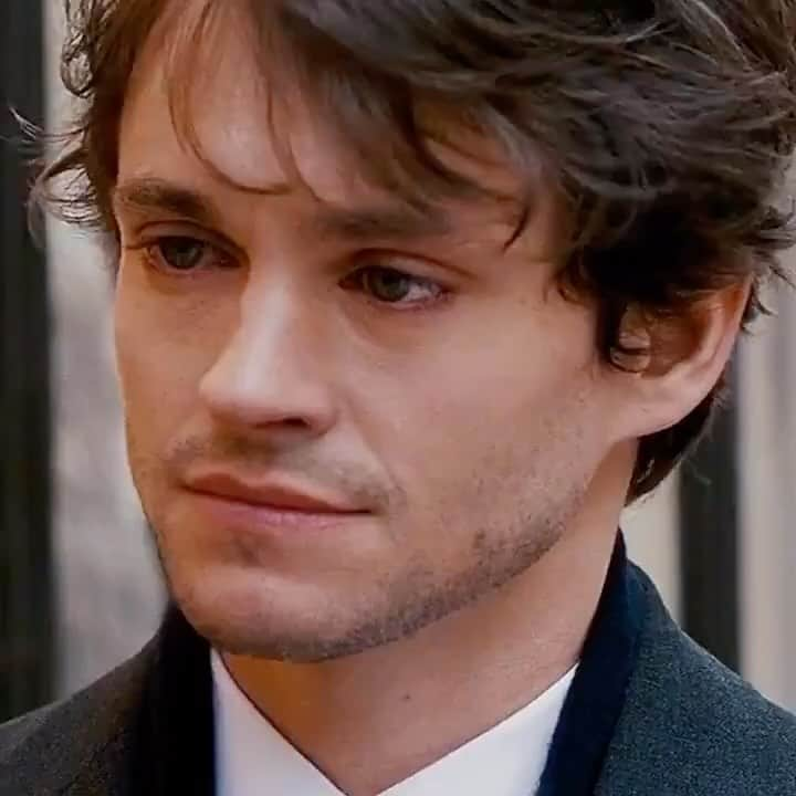 ヒュー・ダンシーのインスタグラム：「the plot of confessions of a shopaholic (2009) was very interesting actually  ~ wrathsemilia on twitter   {#hughdancy #confessionsofashopaholic}」