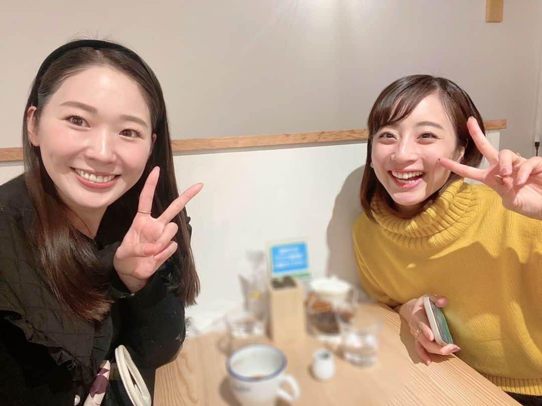 遥羽ららのインスタグラム：「.  とある日にありささんと🥞 予約が前日20時からスタートでなんと1分で埋まってしまうと噂の茶香さんへ✨ ありささんが見事に予約獲得して下さり🥹👏 (19時55分から携帯前スタンバイで) めちゃふわふわ、とろん ふわとろ、ふわん って感じでした🥞👏 口で溶けるとはこのことか‼︎笑  ふわふわパンケーキ好きな方はぜひぜひ😊 前日20時から予約チャレンジしてみて下さい‼︎  近くに駄菓子屋さんがあって… 懐かしいお菓子沢山🍭 でも私が一番好きだった、木のヘラですくって食べるヨーグルトのやつがなかった🥲 またどこかでトライ🫡 小学校帰りよく駄菓子屋さんいってたな〜  #瀬音リサ　さん #茶香 #ふわふわパンケーキ  #駄菓子屋  @chaka.pancake」