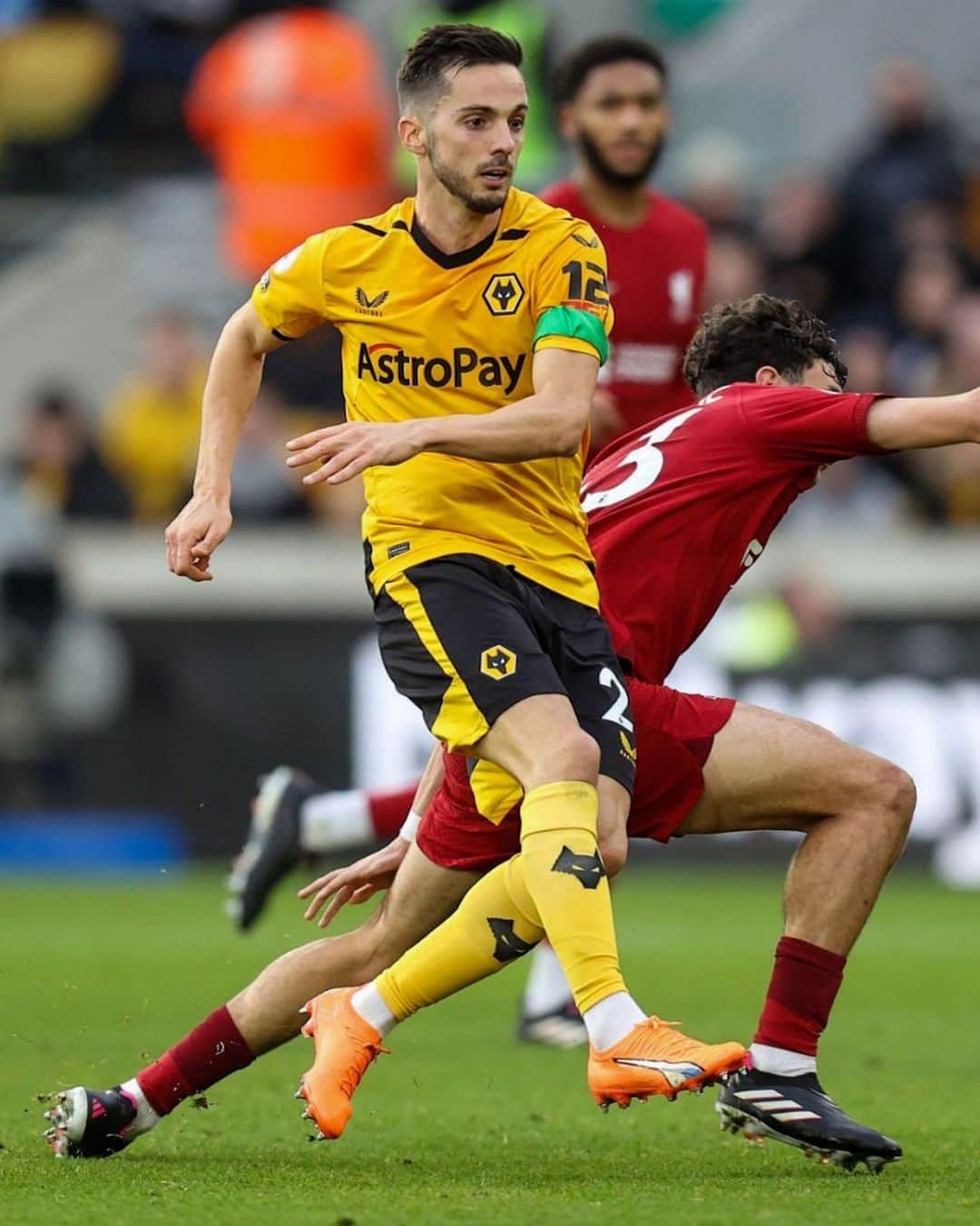パブロ・サラビアのインスタグラム：「Thrilled with my first home win! 🏟️  Let's go Wolves 🐺💪」