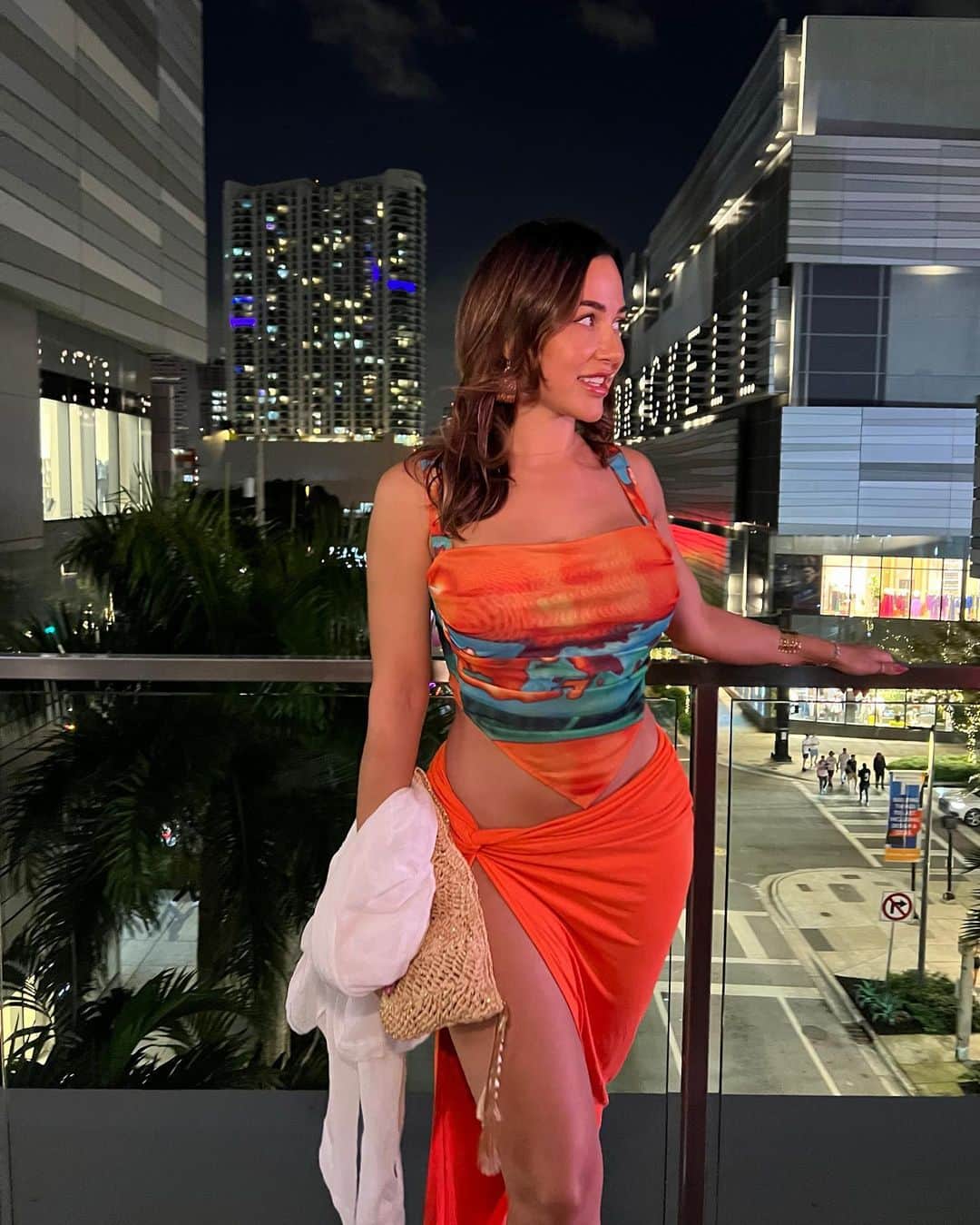 アナ・チエリのインスタグラム：「🧡 Miami night photo dump」
