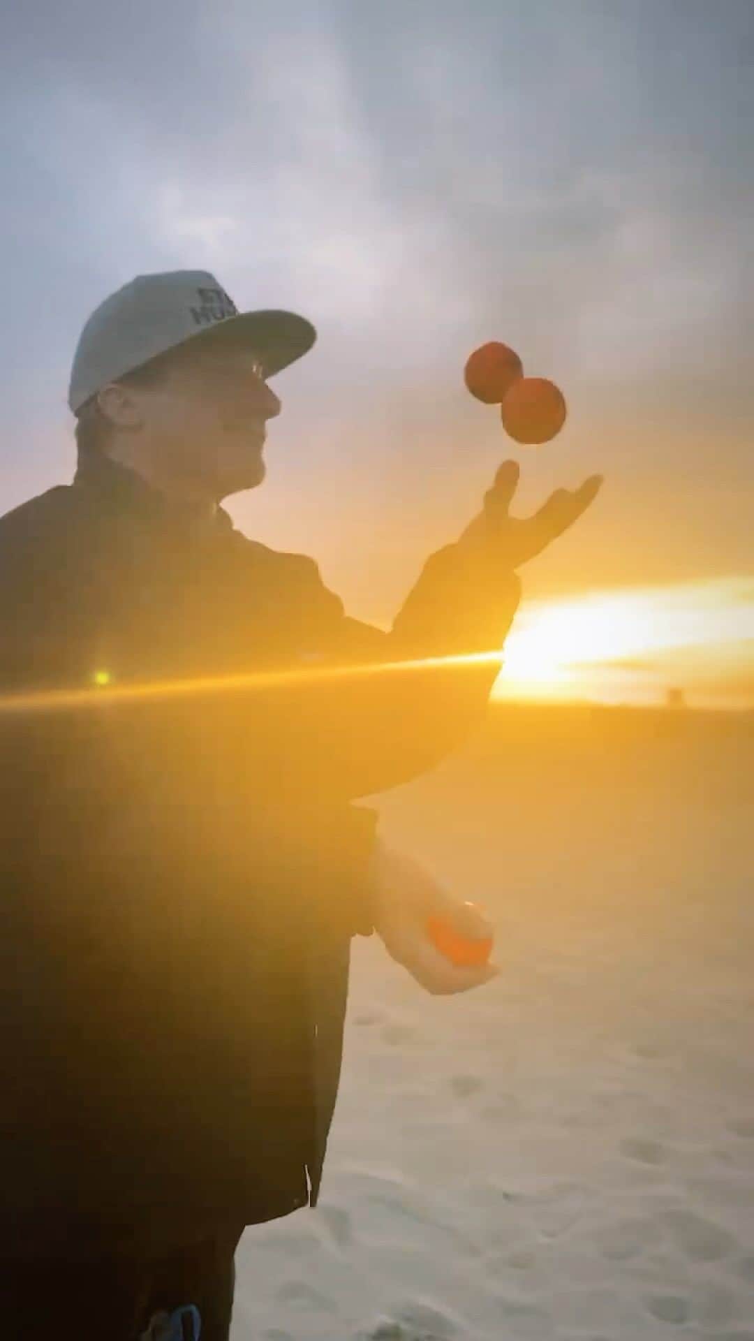 トレ・クールのインスタグラム：「Juggling through the weekend like …. Thank’s Camp Winnarainbow!」