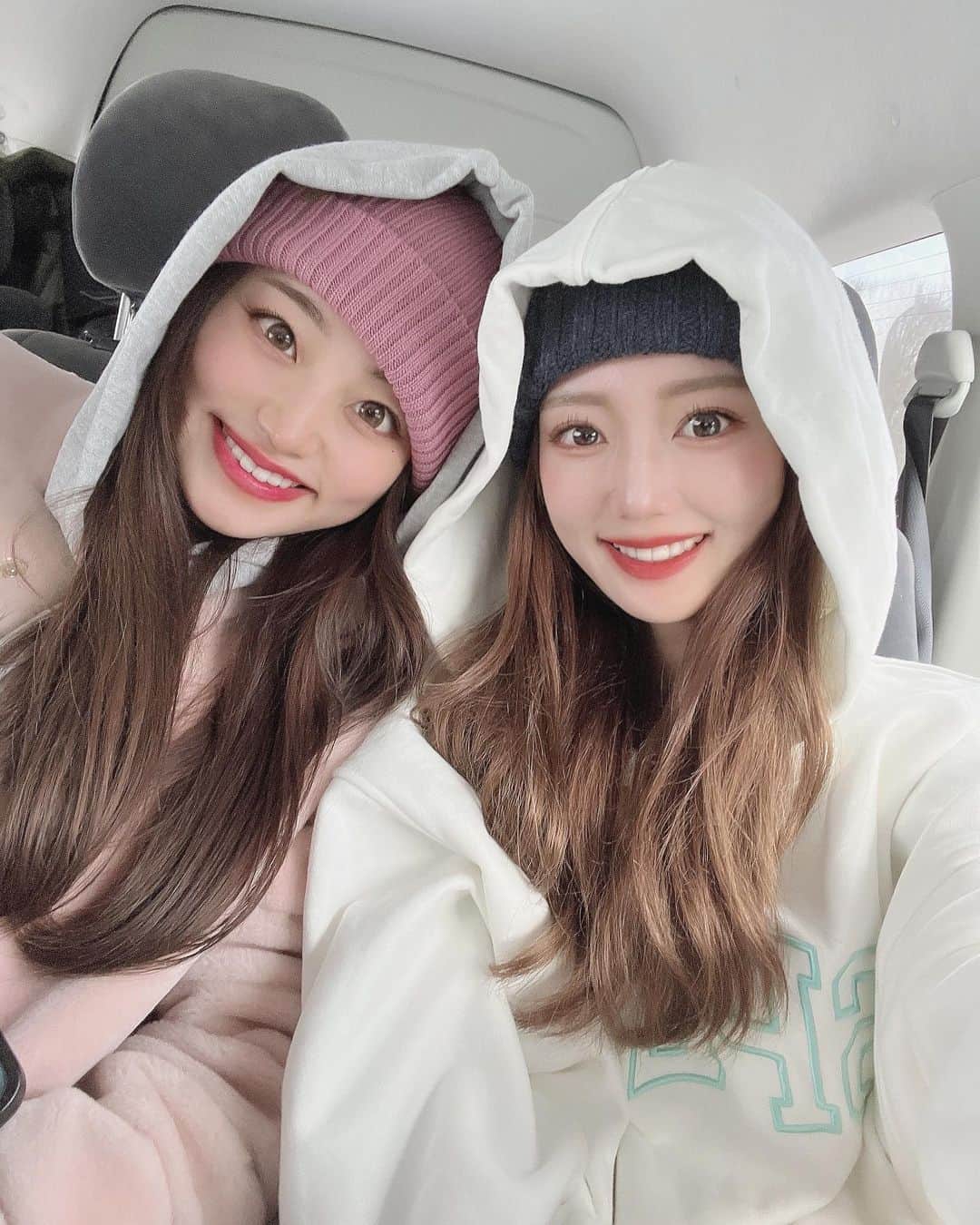 のインスタグラム：「😁😉😁😌  ゆうかがこんなに笑ってるのは珍しい？笑 歯見せて笑ってるのん投稿にする事あんまないよね😳？笑  AbemaTV見てくれた人は わかると思うけど、基本笑ってますツボ浅いので🤣  けどいつもインスタの写真は決めてるから🤣 笑ってる写真も載せていこうと思います🤣💪🏻  のんとおったら基本笑ってる😁💞 北海道また行こねん🐮🍦🍜✨️  #北海道#北海道旅行#北海道グルメ #北海道観光#北海道ホテル#北海道サウナ #冬コーデ#ニット帽#雪#サウナ#bff」