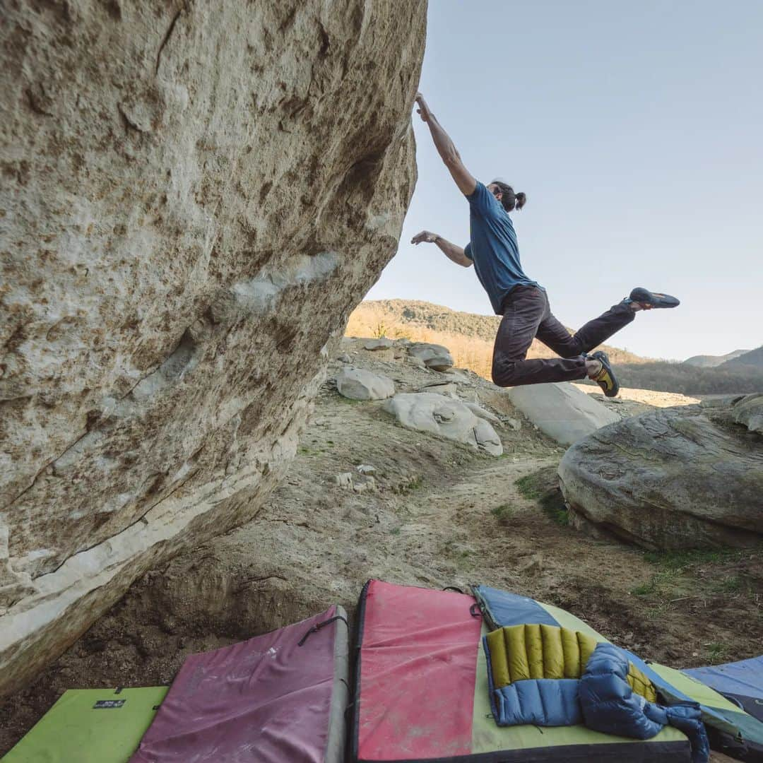 イェルネイ・クルーダーさんのインスタグラム写真 - (イェルネイ・クルーダーInstagram)「No gravity day on Catalan sandstone yesterday. @pol_roca showed me around some world-class lines, he opened/brushed recently 🤩. Day started with "Iluminati sit" 8a+, then double send on a new "Le Dama de Blanc" 8b with Pol. After 3 days battle, I also managed to grab a FA of "Bury a friend" 8b (on picture), and for the finish of the day, put "Nautilus sit" 8a+ on my send list. What a day 🤪!!! 📸: @lisapaarviophotography ________________ @ocun.climbing @scarpaspa」2月5日 6時05分 - kruderjernej