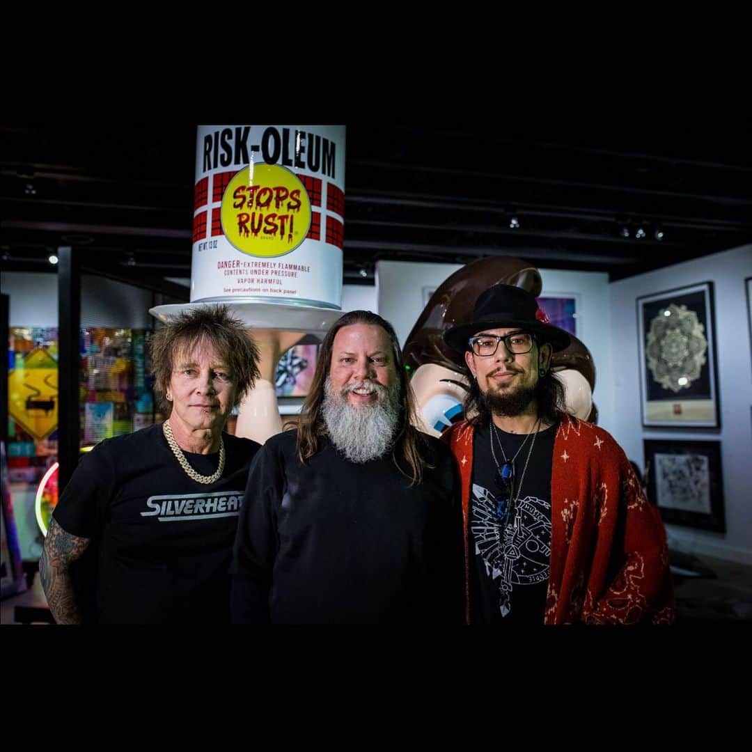 のインスタグラム：「@billymorrisonart @riskrock and me at @compoundcontemporary photo: @troxphotos」