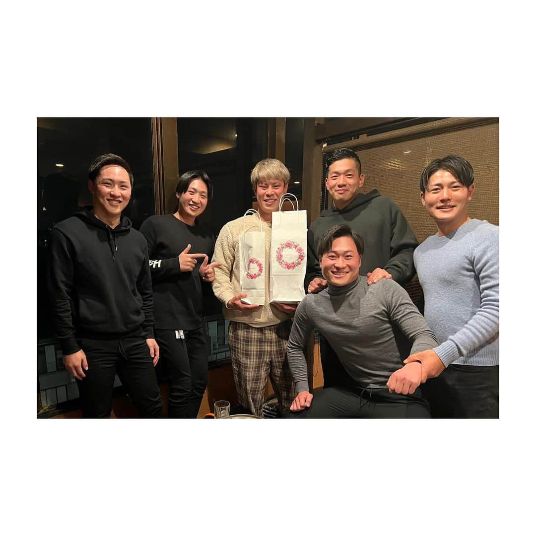 青柳昴樹さんのインスタグラム写真 - (青柳昴樹Instagram)「塚畝現役お疲れ様会🍻 ⁡ 小、中チームメイトで高校ライバル🔥 ⁡ 草野球宜しく⚾️ #この時の試合 #帰り渋滞すぎて #帰るのに2時間位かかった笑 #朗報です。 #潰れたと思ったMacBook #潰れてませんでした。 #ただの充電切れでした🔋」2月5日 8時11分 - kouki_57