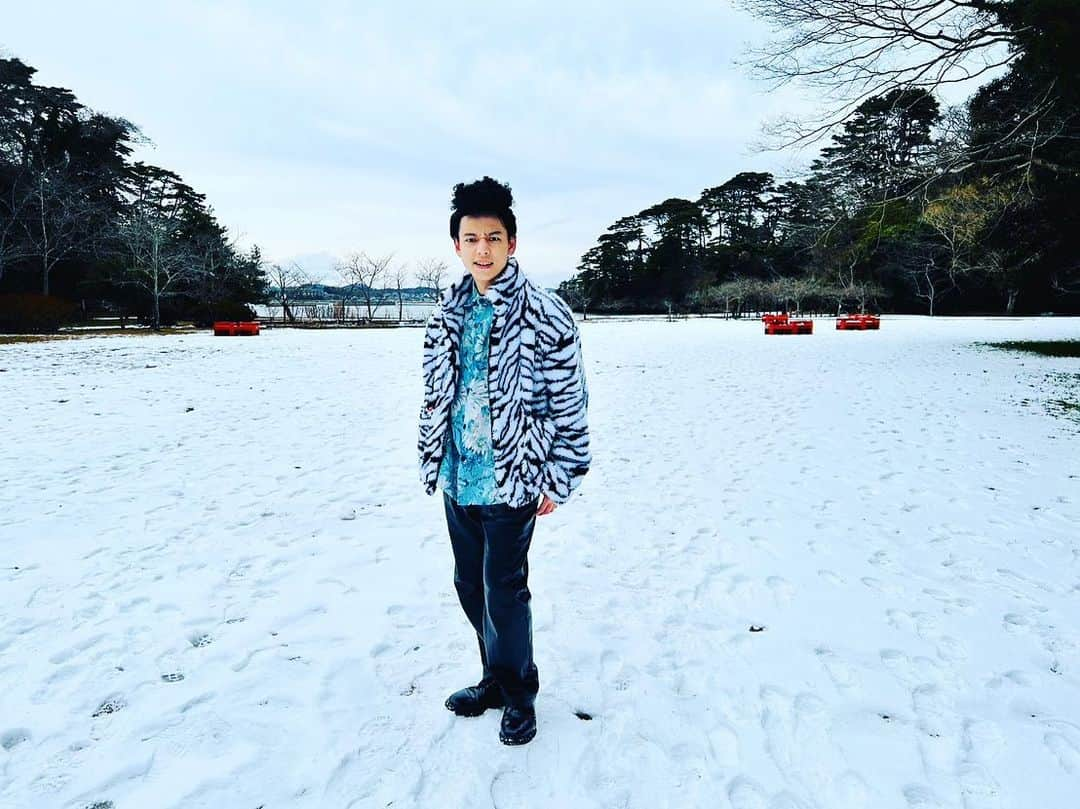 原浩大のインスタグラム：「おはヨロブン❄️グッモニスタ  ハツユキカンソク、ウレシニスタ  #1日1満島 #満島真之介さん #日本三景松島」