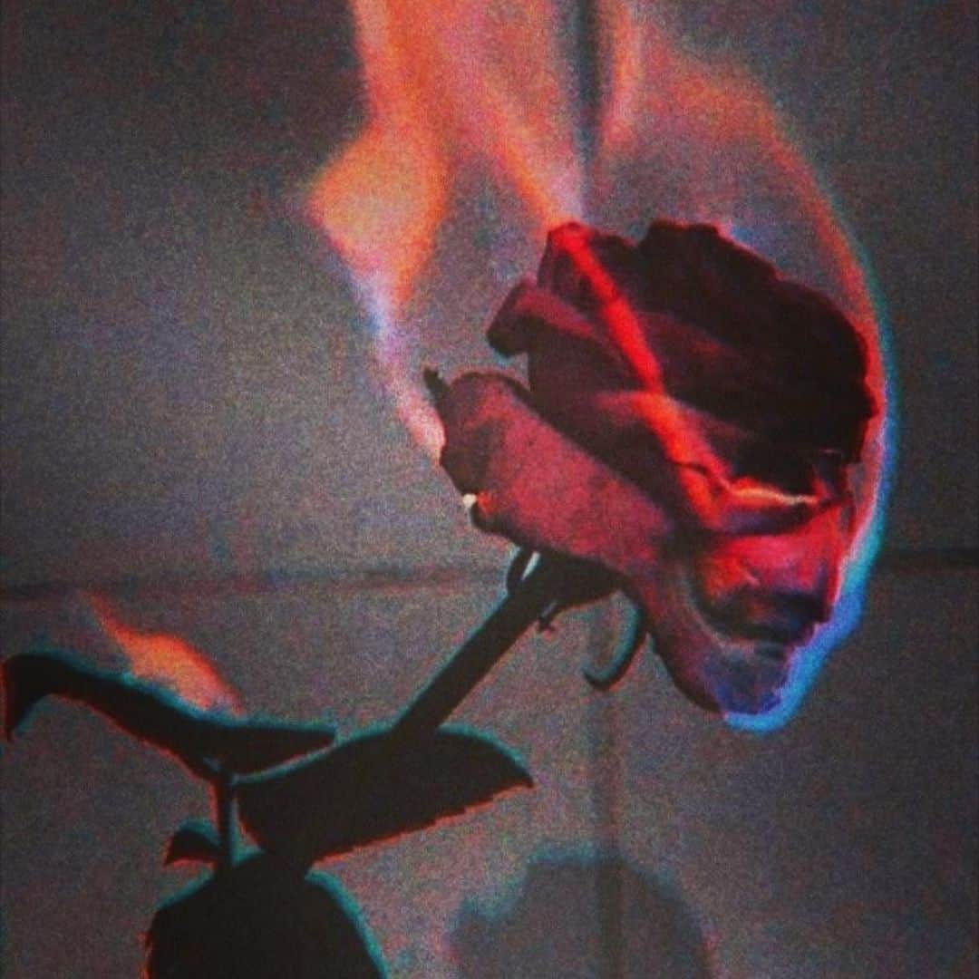 RUKI のインスタグラム：「音と長時間向き合ってたら、頭が発火するような感じ🔥 ああ、ピンとくるやつ降ってきてくれ。  #thegazette」