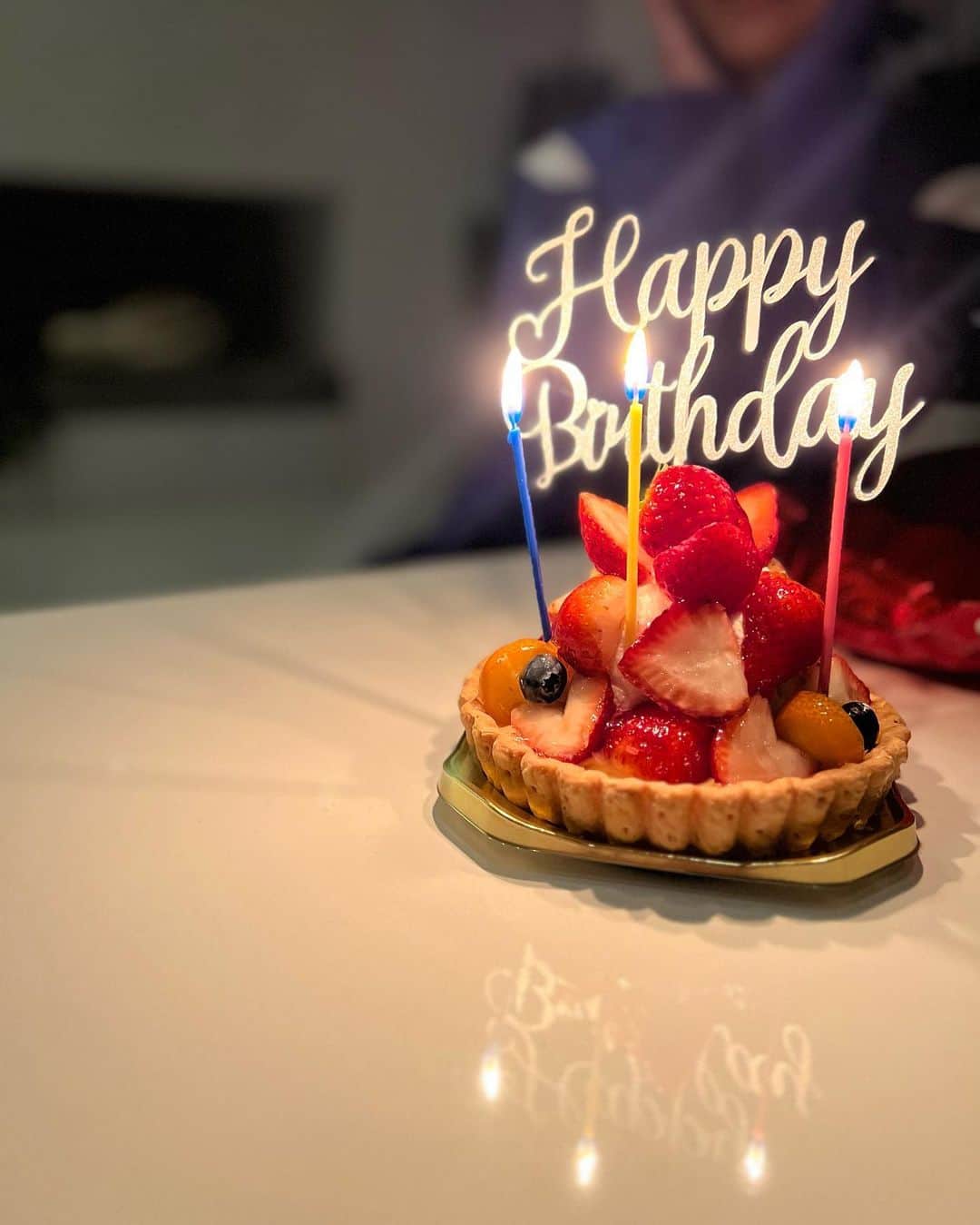 mitsuxmitsu24のインスタグラム：「Happy birthday to my son  * * 13歳の君へ * 最近は君の成長のスピードに追いつけていない母だけれども、母もまだまだ成長しようと奮闘中。 * きっともう色々追いついていて、いや、追い越されてる？それでもそっと寄り添い話を聴いてくれる君が巣立つ日まで、母も君に寄り添い見守るよ。 * 自分の年齢なんて考えないし感じないけれど、 目の前の君が記憶の中の君じゃなくなっている事に気づいた時、「あー、私も歳を取ったんだな」 と思うw * 13歳の君も、感謝の心を忘れず毎日を大切に生きてほしい。 過ぎた日には帰れないのだから。 * おめでとう、そしてありがとう。 * 母より * * #mysonsbirthday  #息子誕生日  #13歳 #中学1年生」