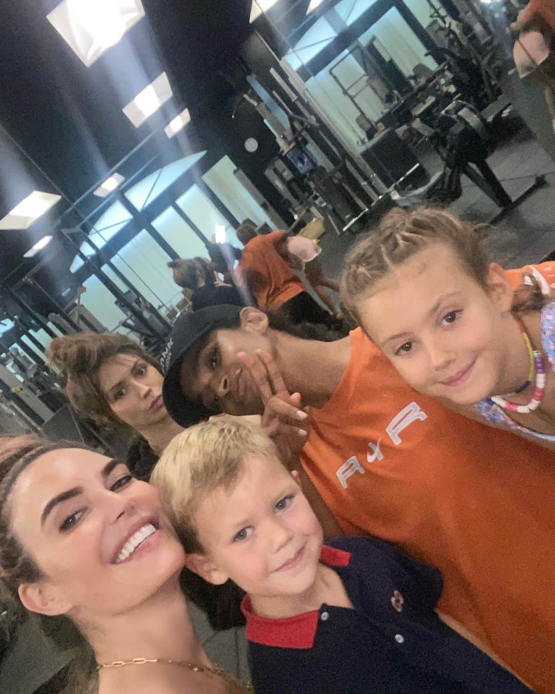 Elizabeth Chambers Hammerのインスタグラム：「Best boxing coach, ultimate inspiration. Let’s goooo, @ramlaali 🥊」