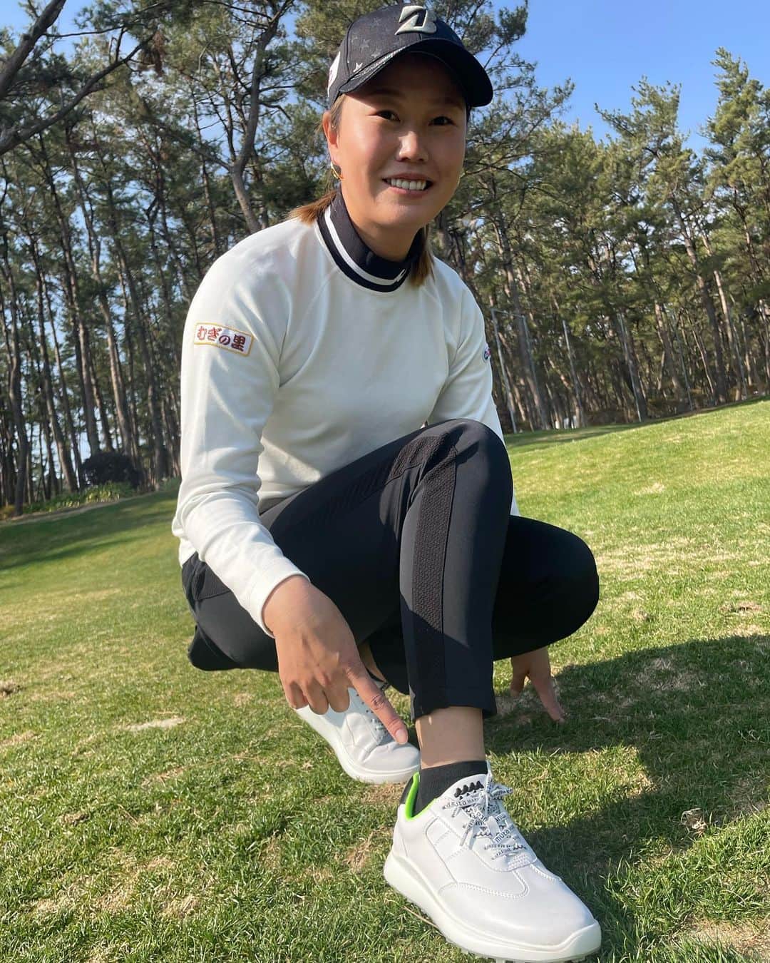 のインスタグラム：「. ムータのシューズ👟 履きやすくてかわいいいい🥺❤️  #ムータ #ゴルフシューズ」