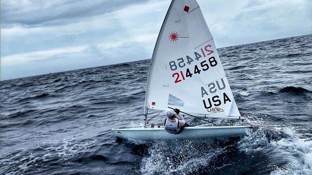 ペイジュ・レイリーのインスタグラム：「News alert 🚨 I’m racing. Unfortunately the hiking technique is not as good as this photo, but hey….we gettin it doneeeeee 🔥😝   #usopensailingseries #sailing #florida」